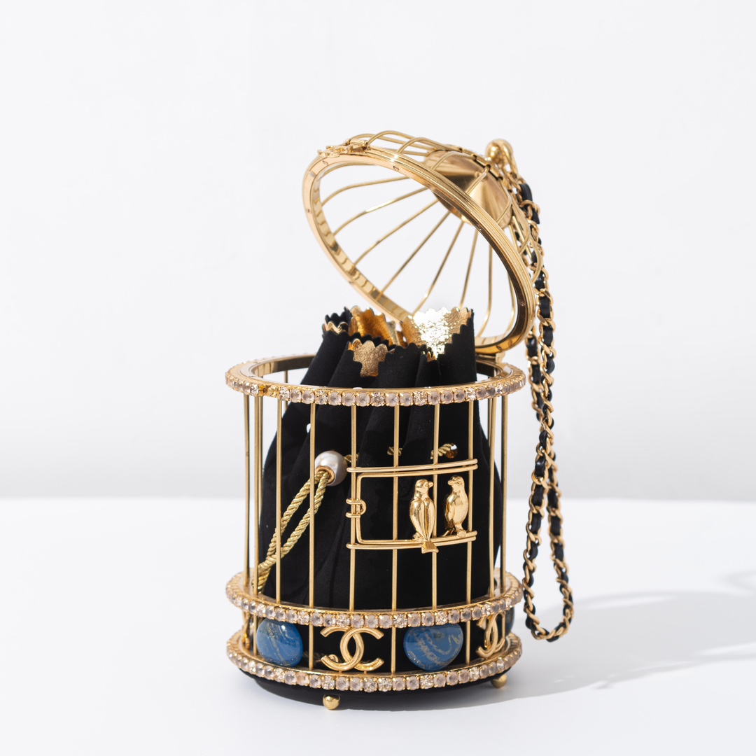 zp grade 👏🏻 apricot birdcageA birdcage from the 2020 Haute Couture collection is stunning in person. The artwork at ❕❕❕❕ is inspired by a vintage birdcage from Queen CoCo's apartment, and the golden metal is a perfect example of the style and craftsmanship. In the form of a birdcage, set with sparkling rhinestones and francs, a pair of canaries perch on the door frame, revealing the luxury and craftsmanship of the piece, making it a collector's item.