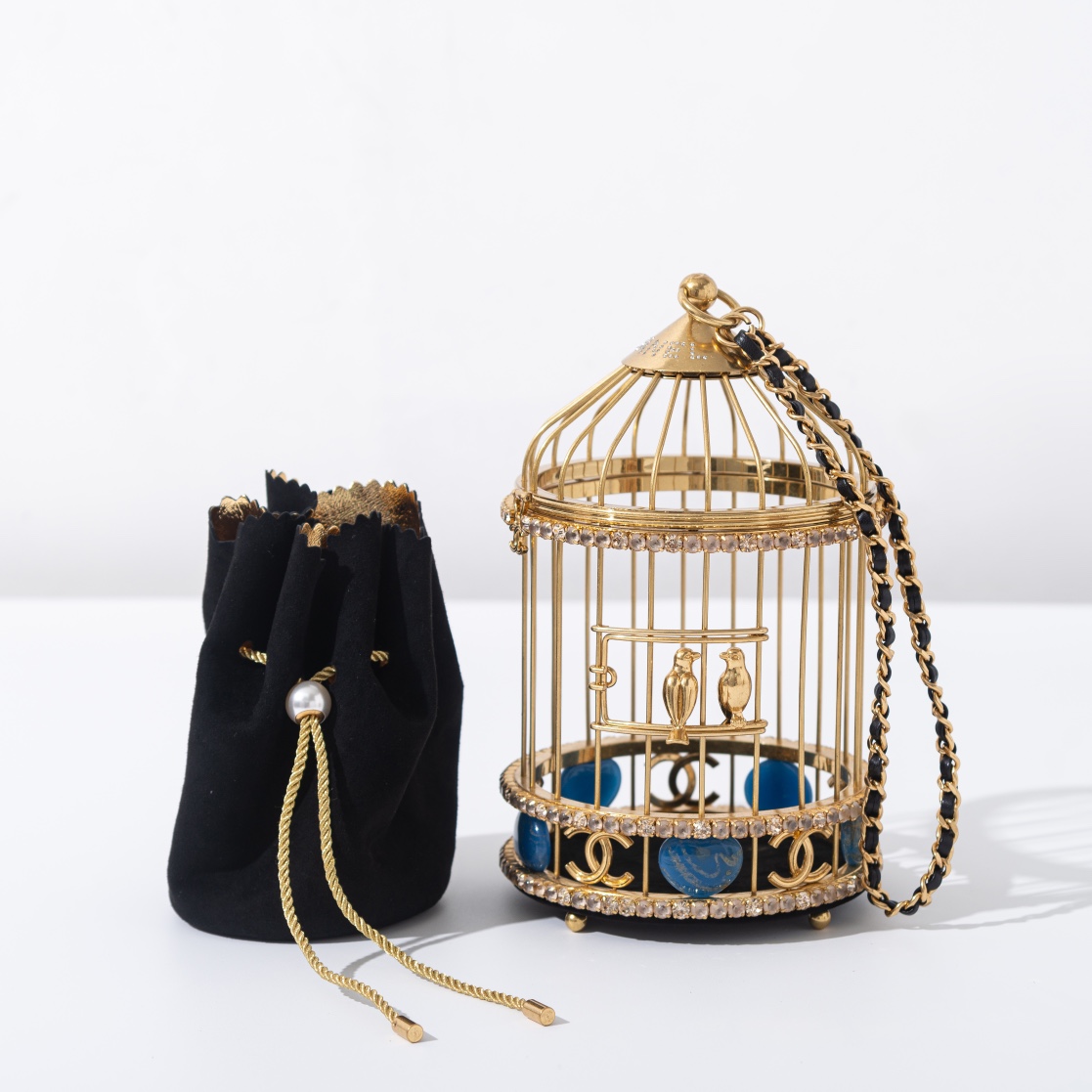 zp grade 👏🏻 cage à oiseaux couleur abricotLa cage à oiseaux de la collection Haute Couture 2020 est éblouissante en personne. L'œuvre d'art sur ❕❕❕❕ s'inspire de la cage à oiseaux vintage de l'appartement de la Reine CoCo, en métal doré. Sous la forme d'une cage à oiseaux, sertie de strass et de francs étincelants, un couple de canaris se perche sur le cadre de la porte, révélant le luxe et le savoir-faire de la pièce, ce qui en fait un objet de collection.