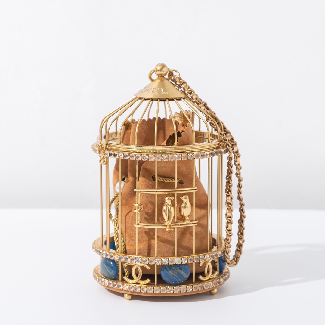 zp grade 👏🏻 cage à oiseaux couleur abricotLa cage à oiseaux de la collection Haute Couture 2020 est éblouissante en personne. L'œuvre d'art sur ❕❕❕❕ s'inspire de la cage à oiseaux vintage de l'appartement de la Reine CoCo, en métal doré. Sous la forme d'une cage à oiseaux, sertie de strass et de francs étincelants, un couple de canaris se perche sur le cadre de la porte, révélant le luxe et le savoir-faire de la pièce, ce qui en fait un objet de collection.