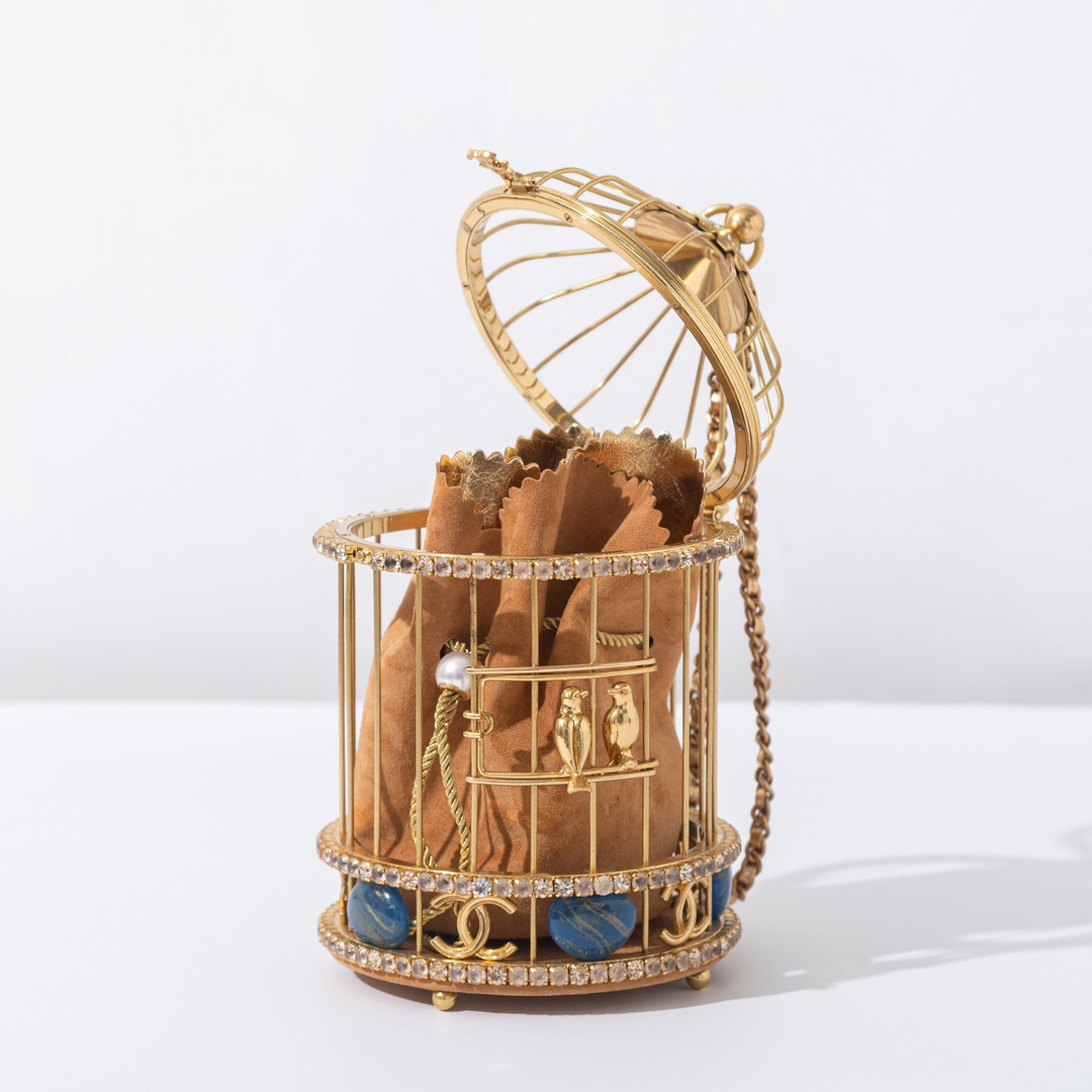 zp grade 👏🏻 apricot birdcageA birdcage from the 2020 Haute Couture collection is stunning in person. The artwork at ❕❕❕❕ is inspired by a vintage birdcage from Queen CoCo's apartment, and the golden metal is a perfect example of the style and craftsmanship. In the form of a birdcage, set with sparkling rhinestones and francs, a pair of canaries perch on the door frame, revealing the luxury and craftsmanship of the piece, making it a collector's item.