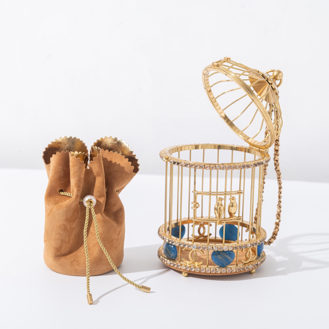 zp grade 👏🏻 cage à oiseaux couleur abricotLa cage à oiseaux de la collection Haute Couture 2020 est éblouissante en personne. L'œuvre d'art sur ❕❕❕❕ s'inspire de la cage à oiseaux vintage de l'appartement de la Reine CoCo, en métal doré. Sous la forme d'une cage à oiseaux, sertie de strass et de francs étincelants, un couple de canaris se perche sur le cadre de la porte, révélant le luxe et le savoir-faire de la pièce, ce qui en fait un objet de collection.