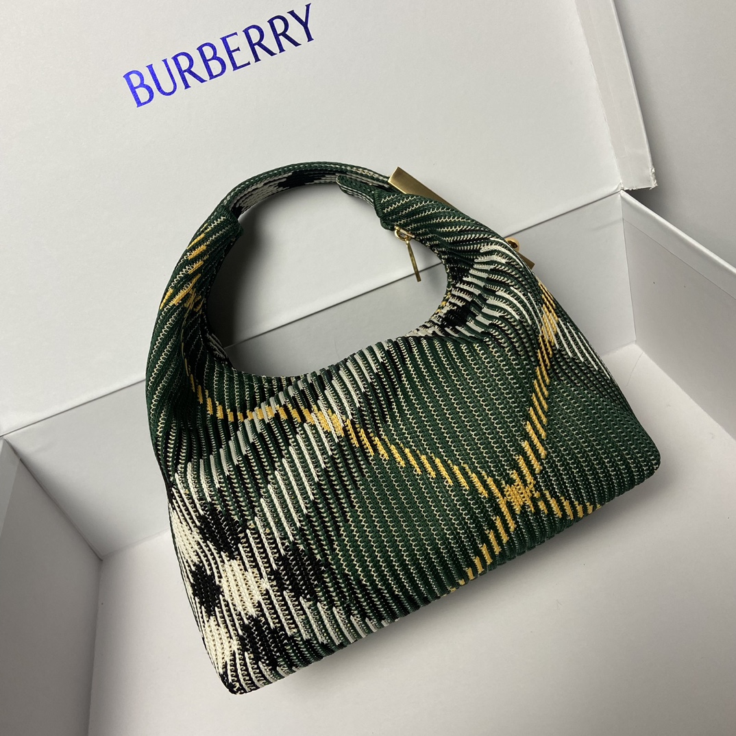 Saco de lanche Burberry VerdeTamanho: 21,5 x 10,5 x 23cmSaco macio e flexível, fabricado em Itália com acabamentos em malhaPadrão de xadrez BurberryLeve e leveDesign sem forroMoldura de clipeFecho suspensoLogotipo Burberry gravadoFácil de segurarAlça superior curvaFecho com fechoFerragens em metal escovadoFecho de clipeFecho suspensoLogo Burberry monogramado gravadoDesign sem forroFábricas de imitação de alta qualidade