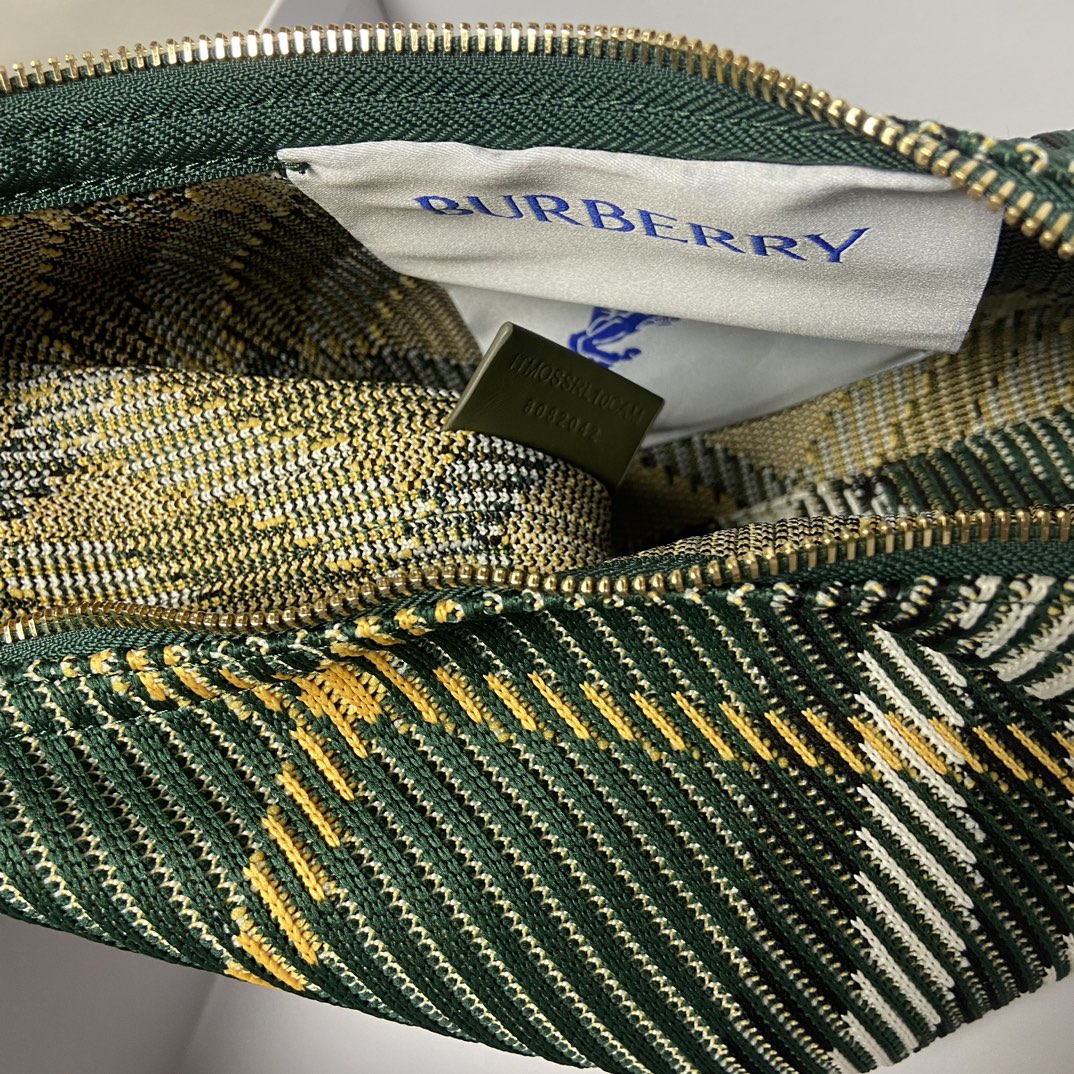 Bolsa Lonchera Burberry VerdeTamaño: 21,5 x 10,5 x 23 cmBolsa suave y flexible confeccionada en Italia con adornos de puntoEstampado de cuadros BurberryLigera y ligeraDiseño sin forroMoldeado con clipCierre colganteLogotipo de Burberry grabadoFácil de sujetarAsa superior curvadaCierre con cremalleraHerrajes de metal cepilladoCierre con clipCierre colganteLogotipo de Burberry grabadoSin forro-Fábrica de alta costura