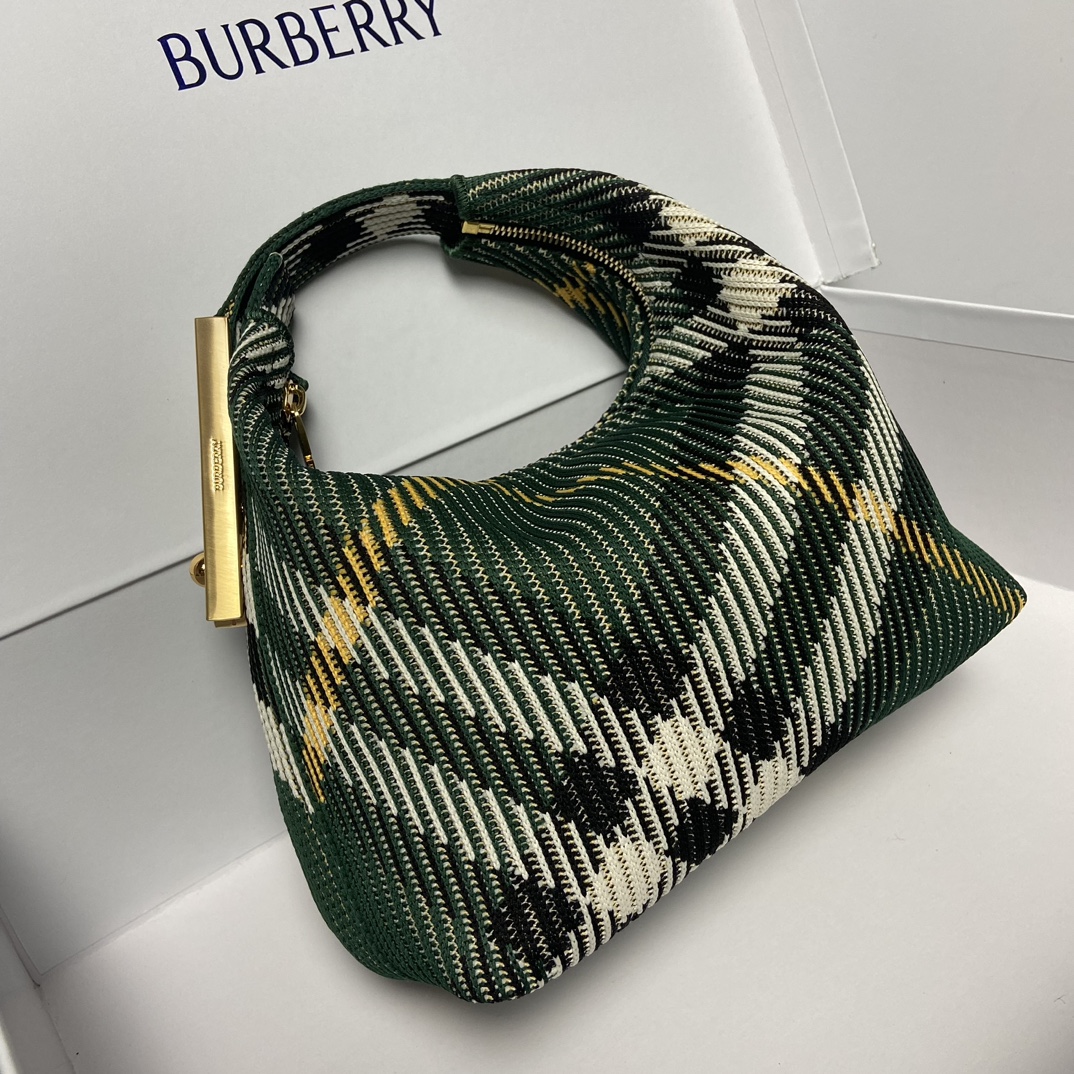 Bolsa Lonchera Burberry VerdeTamaño: 21,5 x 10,5 x 23 cmBolsa suave y flexible confeccionada en Italia con adornos de puntoEstampado de cuadros BurberryLigera y ligeraDiseño sin forroMoldeado con clipCierre colganteLogotipo de Burberry grabadoFácil de sujetarAsa superior curvadaCierre con cremalleraHerrajes de metal cepilladoCierre con clipCierre colganteLogotipo de Burberry grabadoSin forro-Fábrica de alta costura