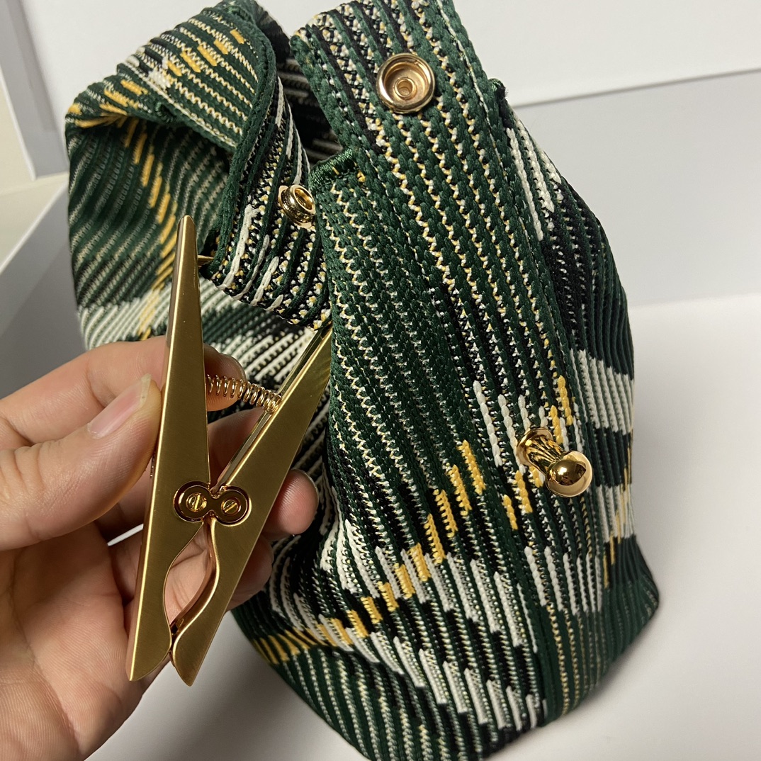 Saco de lanche Burberry VerdeTamanho: 21,5 x 10,5 x 23cmSaco macio e flexível, fabricado em Itália com acabamentos em malhaPadrão de xadrez BurberryLeve e leveDesign sem forroMoldura de clipeFecho suspensoLogotipo Burberry gravadoFácil de segurarAlça superior curvaFecho com fechoFerragens em metal escovadoFecho de clipeFecho suspensoLogo Burberry monogramado gravadoDesign sem forroFábricas de imitação de alta qualidade