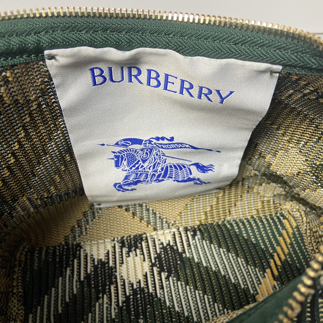 Bolsa Lonchera Burberry VerdeTamaño: 21,5 x 10,5 x 23 cmBolsa suave y flexible confeccionada en Italia con adornos de puntoEstampado de cuadros BurberryLigera y ligeraDiseño sin forroMoldeado con clipCierre colganteLogotipo de Burberry grabadoFácil de sujetarAsa superior curvadaCierre con cremalleraHerrajes de metal cepilladoCierre con clipCierre colganteLogotipo de Burberry grabadoSin forro-Fábrica de alta costura