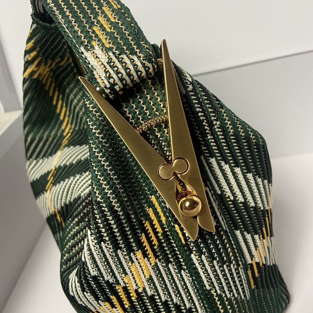 Saco de lanche Burberry VerdeTamanho: 21,5 x 10,5 x 23cmSaco macio e flexível, fabricado em Itália com acabamentos em malhaPadrão de xadrez BurberryLeve e leveDesign sem forroMoldura de clipeFecho suspensoLogotipo Burberry gravadoFácil de segurarAlça superior curvaFecho com fechoFerragens em metal escovadoFecho de clipeFecho suspensoLogo Burberry monogramado gravadoDesign sem forroFábricas de imitação de alta qualidade