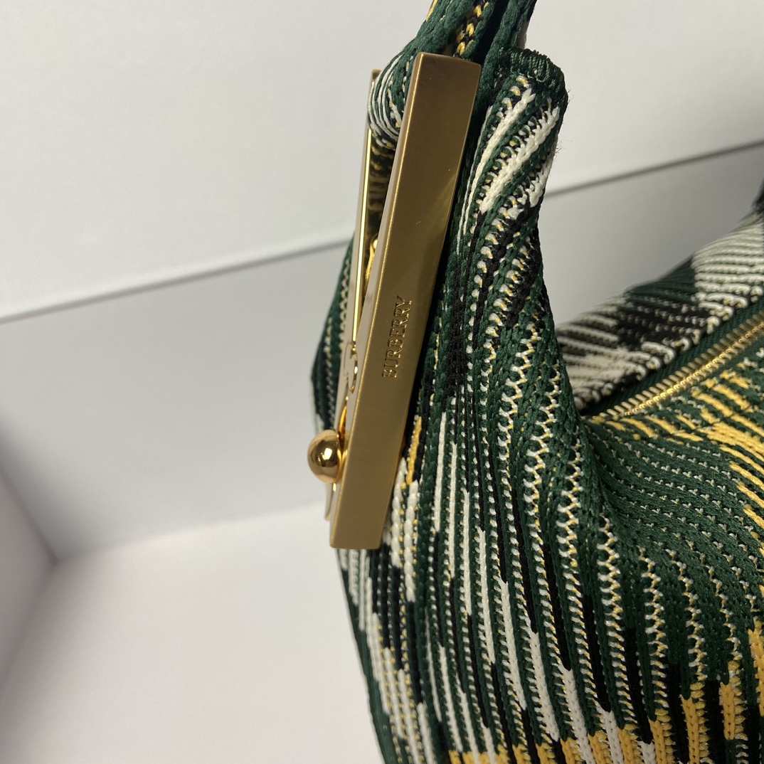 Saco de lanche Burberry VerdeTamanho: 21,5 x 10,5 x 23cmSaco macio e flexível, fabricado em Itália com acabamentos em malhaPadrão de xadrez BurberryLeve e leveDesign sem forroMoldura de clipeFecho suspensoLogotipo Burberry gravadoFácil de segurarAlça superior curvaFecho com fechoFerragens em metal escovadoFecho de clipeFecho suspensoLogo Burberry monogramado gravadoDesign sem forroFábricas de imitação de alta qualidade