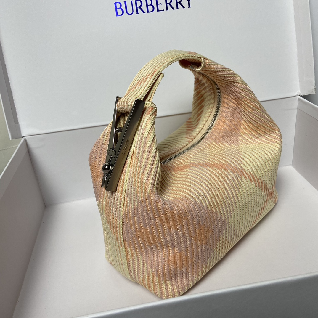 Bolsa Lonchera Burberry RosaTamaño: 21,5 x 10,5 x 23 cmBolsa suave y flexible confeccionada en Italia con adornos de puntoPatrón de cuadros BurberryLigera y ligeraDiseño sin forroForma de clipCierre con brocheGrabado con el logotipo de BurberryFácil de sujetarAsa superior curvadaCierre con cremalleraHerrajes de metal cepilladoCierre con brocheCierre con brocheGrabado con el logotipo del monograma de BurberryDiseño sin forro-... fábrica de imitación de alta calidad