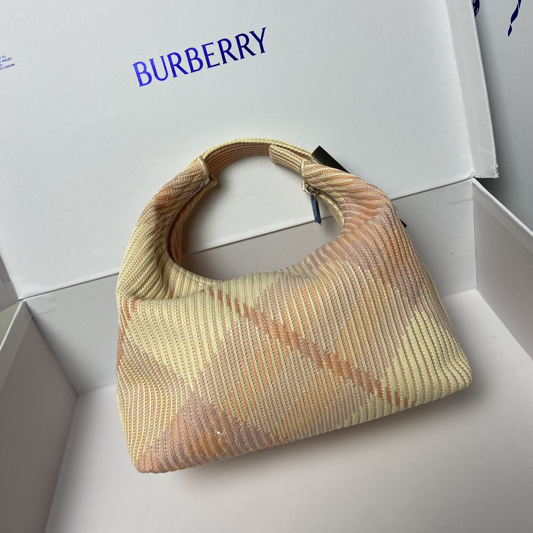 图片[2]-Burberry粉色饭盒包
尺寸：21.5 x 10.5 x 23cm
柔软立挺包款于意大利针织打造装饰 Burberry 格纹质地轻盈采用无内衬设计衣夹造型挂扣镌刻 Burberry 徽标可轻松固定弧形顶部提柄
拉链开合
拉丝金属配件
衣夹挂扣镌刻 Burberry 字母徽标
无内衬设计-高仿包包