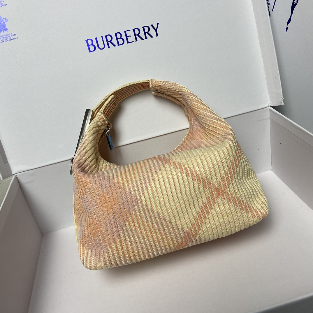 Bolsa Lonchera Burberry RosaTamaño: 21,5 x 10,5 x 23 cmBolsa suave y flexible confeccionada en Italia con adornos de puntoPatrón de cuadros BurberryLigera y ligeraDiseño sin forroForma de clipCierre con brocheGrabado con el logotipo de BurberryFácil de sujetarAsa superior curvadaCierre con cremalleraHerrajes de metal cepilladoCierre con brocheCierre con brocheGrabado con el logotipo del monograma de BurberryDiseño sin forro-... fábrica de imitación de alta calidad