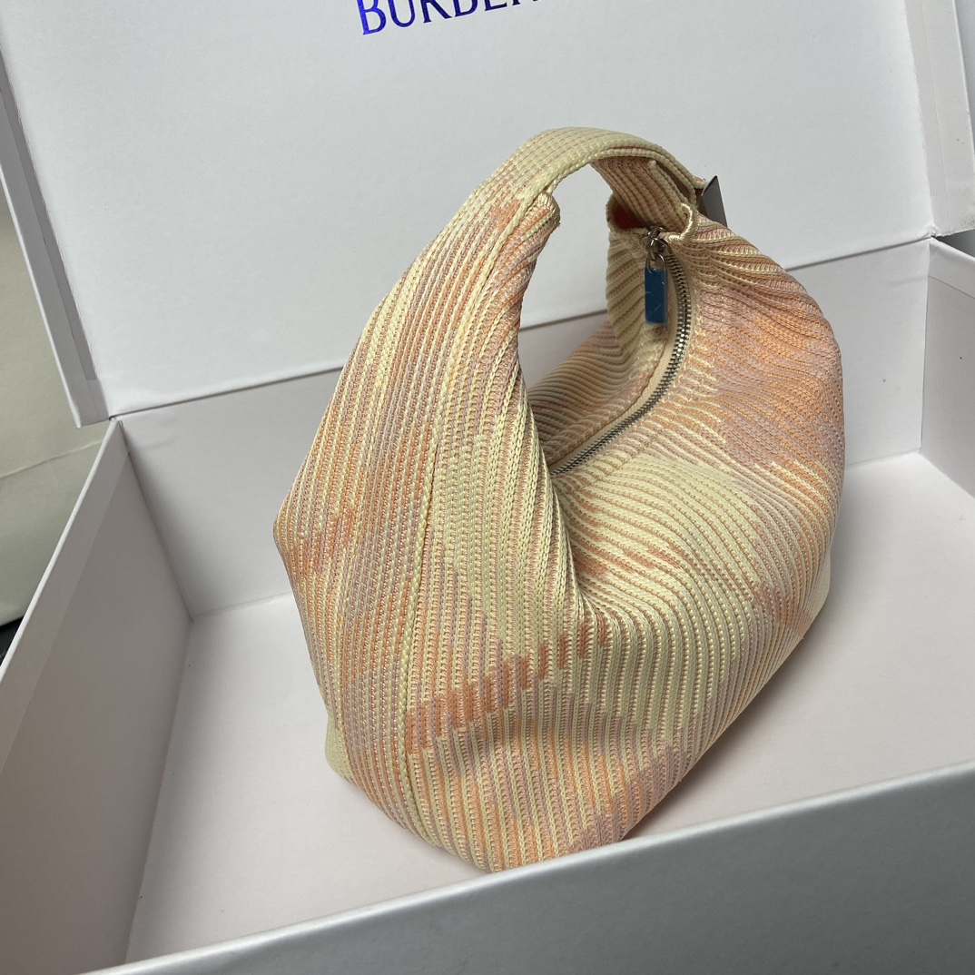 Saco de lancheira Burberry PinkTamanho: 21,5 x 10,5 x 23cmSaco macio e flexível fabricado em Itália com acabamentos em malhaPadrão de xadrez BurberryLeve e leveDesign sem forroForma de fecho de correrFecho suspensoLogotipo Burberry gravadoFácil de segurarAlça superior curvaFecho de correrFerragens em metal escovadoFecho de correrLogotipo Burberry monograma gravadoDesign sem forro-... fábrica de imitação de alta qualidade