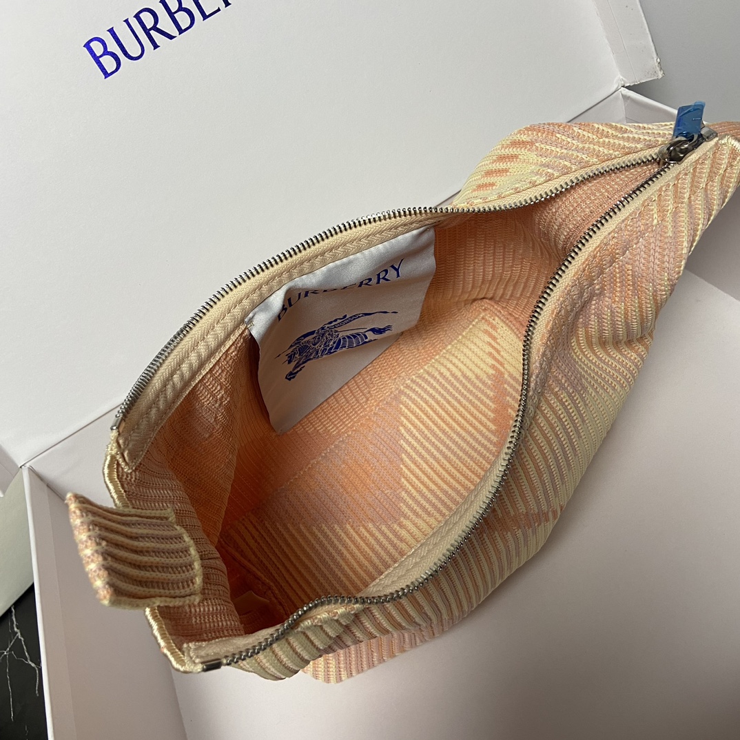 Saco de lancheira Burberry PinkTamanho: 21,5 x 10,5 x 23cmSaco macio e flexível fabricado em Itália com acabamentos em malhaPadrão de xadrez BurberryLeve e leveDesign sem forroForma de fecho de correrFecho suspensoLogotipo Burberry gravadoFácil de segurarAlça superior curvaFecho de correrFerragens em metal escovadoFecho de correrLogotipo Burberry monograma gravadoDesign sem forro-... fábrica de imitação de alta qualidade