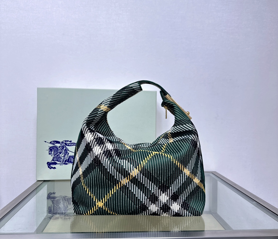 Bolsa de clipe macia e flexível, fabricada em malha italiana e decorada com o padrão de xadrez BurberryDesign leve e sem clipeFecho suspenso gravado com o logótipo BurberryFácil de segurar pela pega superior curvaFecho de correrFerragens em metal escovadoFecho com clip gravado com o logótipo da BurberryTamanho 28 x 16,5 x 33,5 cm