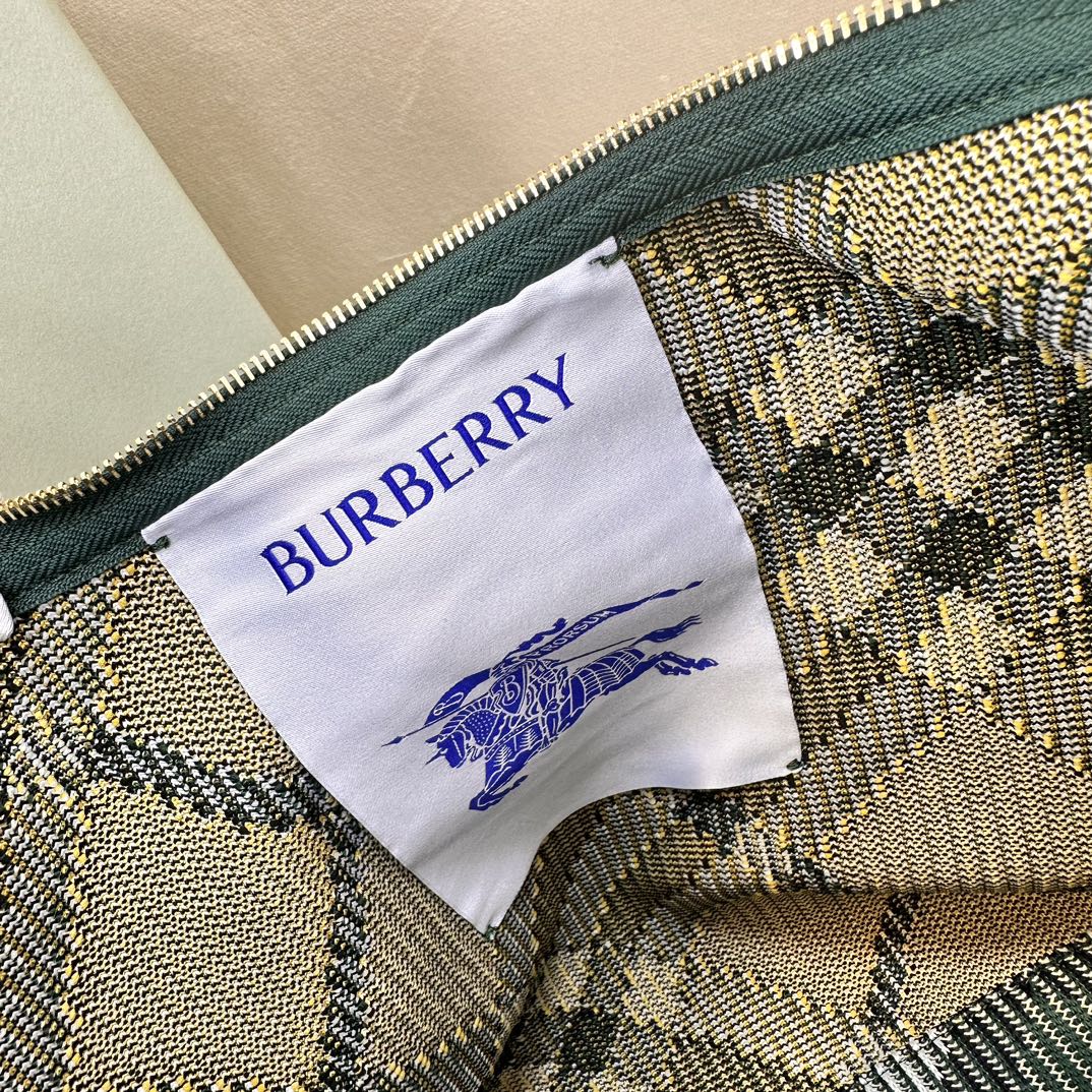 Imagem [4]-Burberry Soft and Stiff Clip Bag Fabricado em Itália com acabamentos em malha Padrão de xadrez BurberryDesign leve e sem pagamentoFecho em forma de clipeLogotipo Burberry gravadoFácil de prender com uma secção superior curvaFecho com fecho de correr na pegaFerragens em metal escovadoFecho com clipeLogotipo Burberry gravado em letra de formaTamanho 28 x 16,5 x 33,5 cm-Sacos de alta qualidade