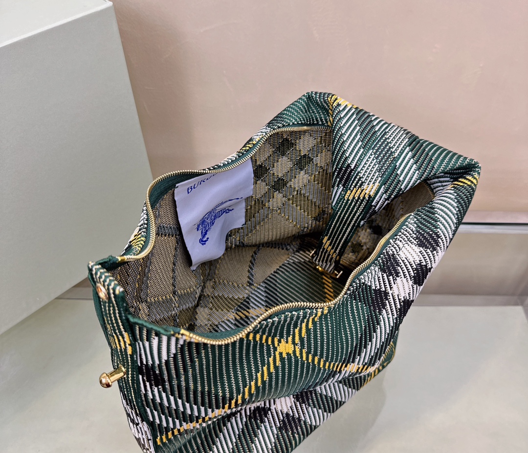 Image [7]-Burberry Soft and Stiff Clip Bag Fabricado em Itália com acabamentos em malha Padrão de xadrez BurberryDesign leve e sem pagamentoFecho em forma de clipeLogotipo Burberry gravadoFácil de prender com uma secção superior curvaFecho com fecho de correr na pegaFerragens em metal escovadoFecho com clipeLogotipo Burberry gravado com letrasDimensões28×16,5x 33,5cm-Sacos de alta qualidade