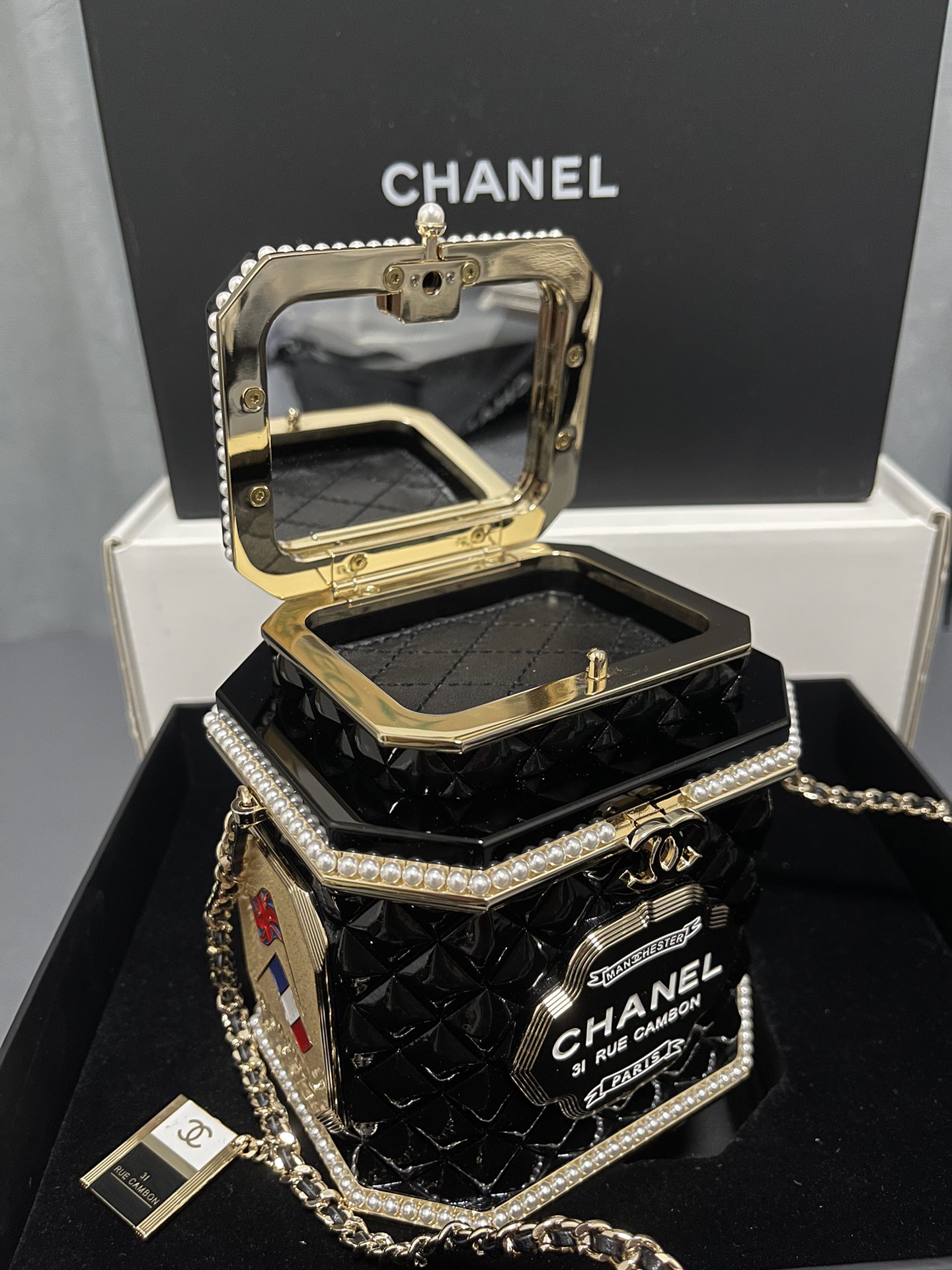 Nível Zp exclusivo de volta ao estoque Chanel0 24A coleção série saco de vasilha de chá esta série para Manchester, Inglaterra como a inspiração para o design de muitos elementos que representam o Reino Unido foi usado nos Beatles, uniformes da classe trabalhadora, cultura do chá, etc. ~ borda da caixa incrustada pérola elegante e requintado amor amor amor 🩷🩷 chá canister superior aberto é o espelho de maquiagem inferior Aberto pode colocar cartões, chaves e outras pequenas coisas 🥰🥰 Material: material acrílico importado original ➕ hardware de cobre completo Tamanho: 11 × 10 × 10cm-alto imitação de fábrica