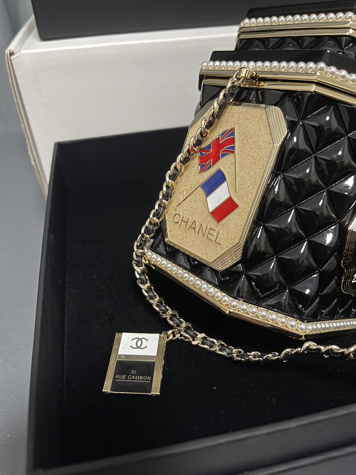 Exclusivo nivel Zp volver a stock Chanel0 24A serie de la bolsa de té bote esta serie a Manchester, Inglaterra como la inspiración para el diseño de muchos elementos que representan el Reino Unido se utilizó en los Beatles, los uniformes de la clase obrera, la cultura del té, etc ~ borde de la caja con incrustaciones de perlas elegante y exquisito amor amor amor 🩷🩷 bote de té superior abierta es el espejo de maquillaje inferior. Abierto puede poner tarjetas, llaves y otras cosas pequeñas 🥰🥰 Material: material acrílico importado original ➕ hardware de cobre completo Tamaño: 11 × 10 × 10cm-alta fábrica de imitación