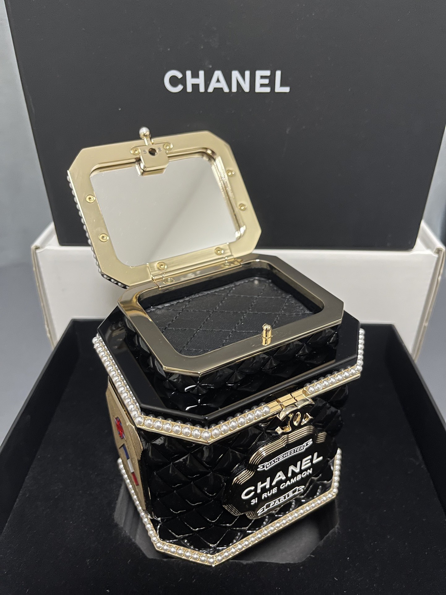 Exclusive Zp level back to stock Chanel0 24A collection series of tea canister bags this series to Manchester, England as the inspiration for the design of many elements representing the United Kingdom was used on the Beatles, working-class uniforms, tea culture, etc. ~ box edge inlaid pearl elegant and exquisite love love love 🩷🩷 tea canister upper open is the makeup mirror lower Open can put cards, keys and other small things 🥰🥰 Material: original imported acrylic material ➕ full copper hardware Size: 11 × 10 × 10cm-high copy factory