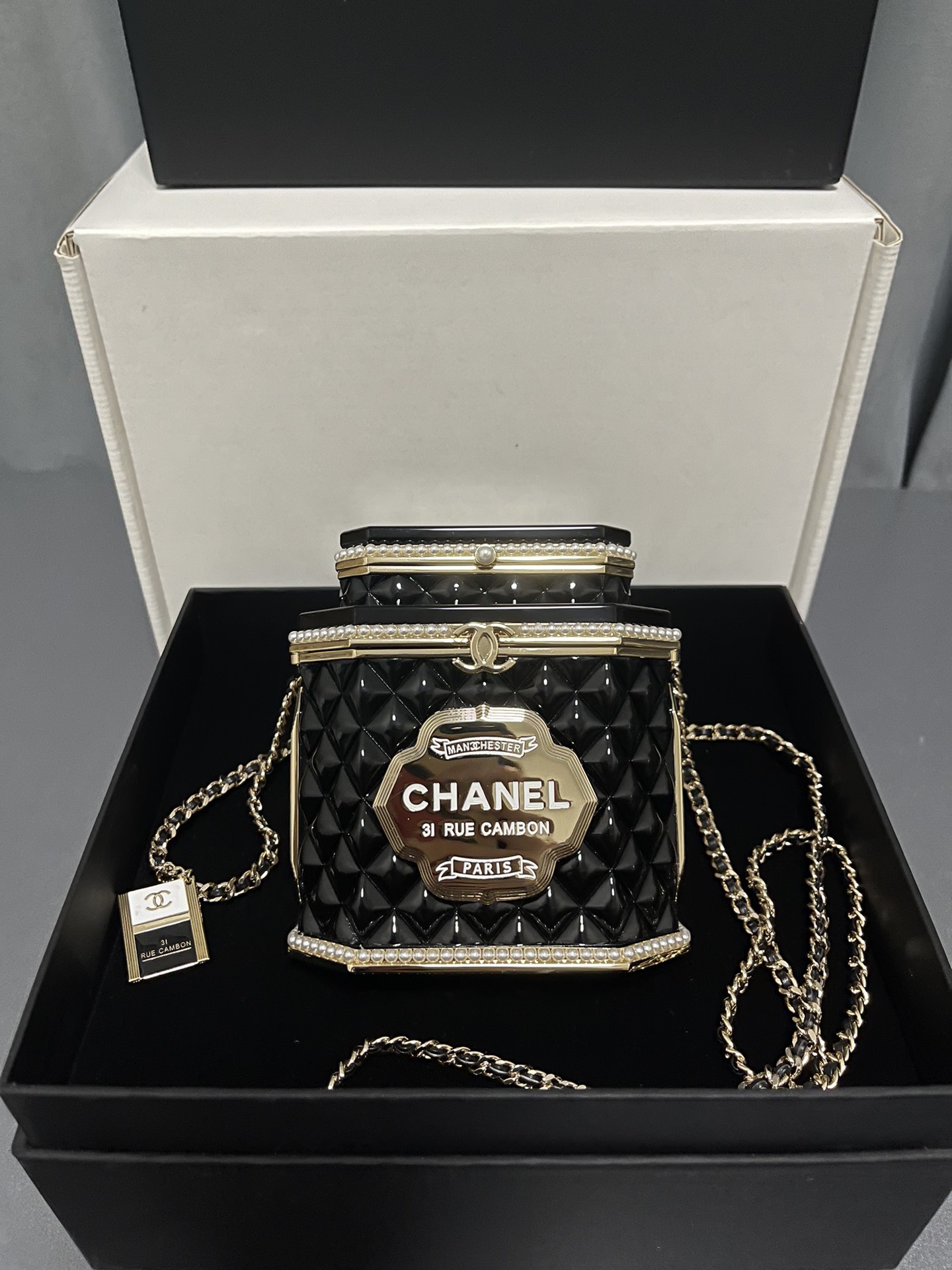 独家Zp级回货
Chanel0 24A收藏系列茶叶罐包包
这个系列以英国曼彻斯特为设计灵感很多代表英国的元素被运用上了披头士乐队、工人阶级制服、茶文化等～盒子边沿镶嵌珍珠优雅精致爱了爱了🩷🩷
茶叶罐上层打开是化妆镜下层打开可以放卡、钥匙等小东西🥰🥰
材质：原厂进口亚克力材质➕全铜五金
尺寸：11×10×10cm-高仿包包