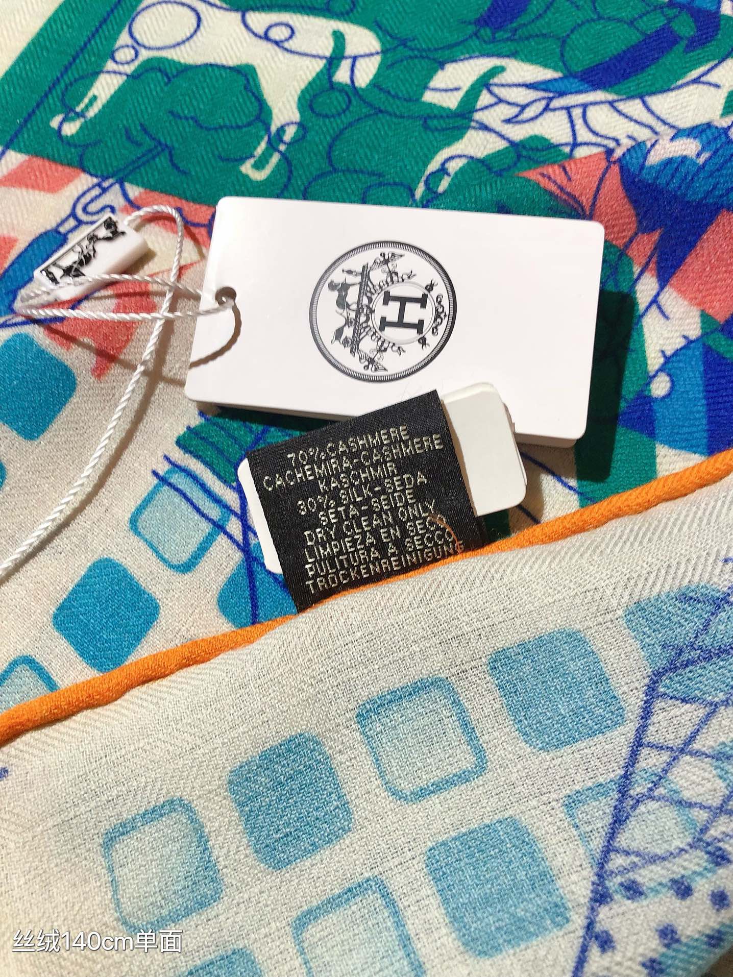 P390❄️RHMS2439 Hermes 140cm Velvet Square Scarf💕Versão lacada do Twilly Square 🎀Absolutamente grita qualidade de balcão😈💎Este é um banquete para os olhos no topo do H💋♨️Top de qualidade seda-caxemira mistura espinha de peixe pattern⚠️As macio e sedoso como veludo tornando-o uma presença única e preciosa 😱♨️Overseas 💖💖Absolutamente bens de qualidade superior👍! Produtos de canal especial vendem menos um Especificações: 140x140cm 70% cashmere 30% seda