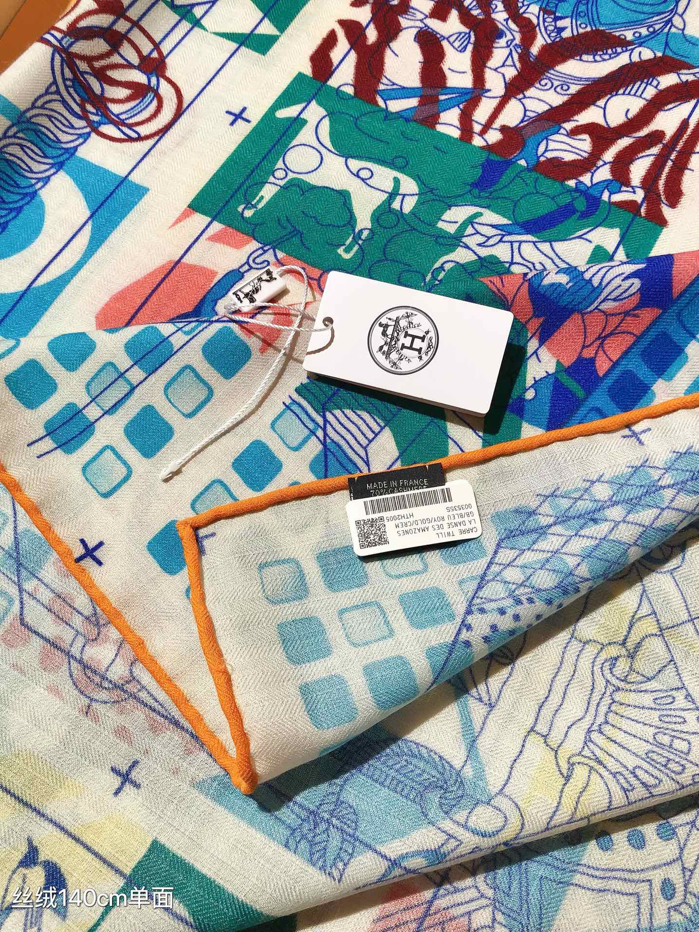 P390❄️RHMS2439 Hermes 140cm Velvet Square Scarf💕Versão lacada do Twilly Square 🎀Absolutamente grita qualidade de balcão😈💎Este é um banquete para os olhos no topo do H💋♨️Top de qualidade seda-caxemira mistura espinha de peixe pattern⚠️As macio e sedoso como veludo tornando-o uma presença única e preciosa 😱♨️Overseas 💖💖Absolutamente bens de qualidade superior👍! Produtos de canal especial vendem menos um Especificações: 140x140cm 70% cashmere 30% seda