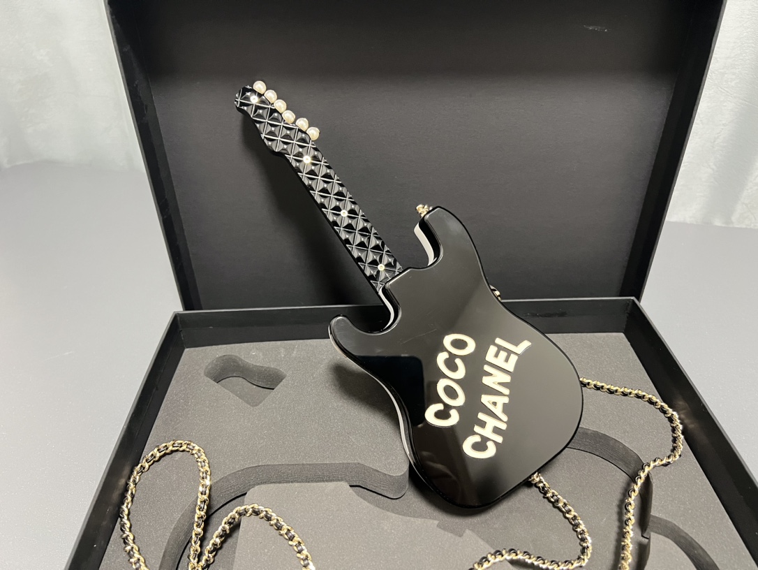 Guitarra da série de colecionadores CHANEL 24A 🎸 saco de caixa saco de jantar senso de detalhe cheio de lindo e requintado preço super luxo não cheira, mas super requintado muito bonito muito bonito [cor] [cor] ainda é um pequeno desperdício de saco a ~ série de coleção deve ser inserida no parágrafo Material: acrílico importado ➕ hardware de cobre completo Tamanho: 10 × 28 × 3,5 cm - alta imitação de fábrica