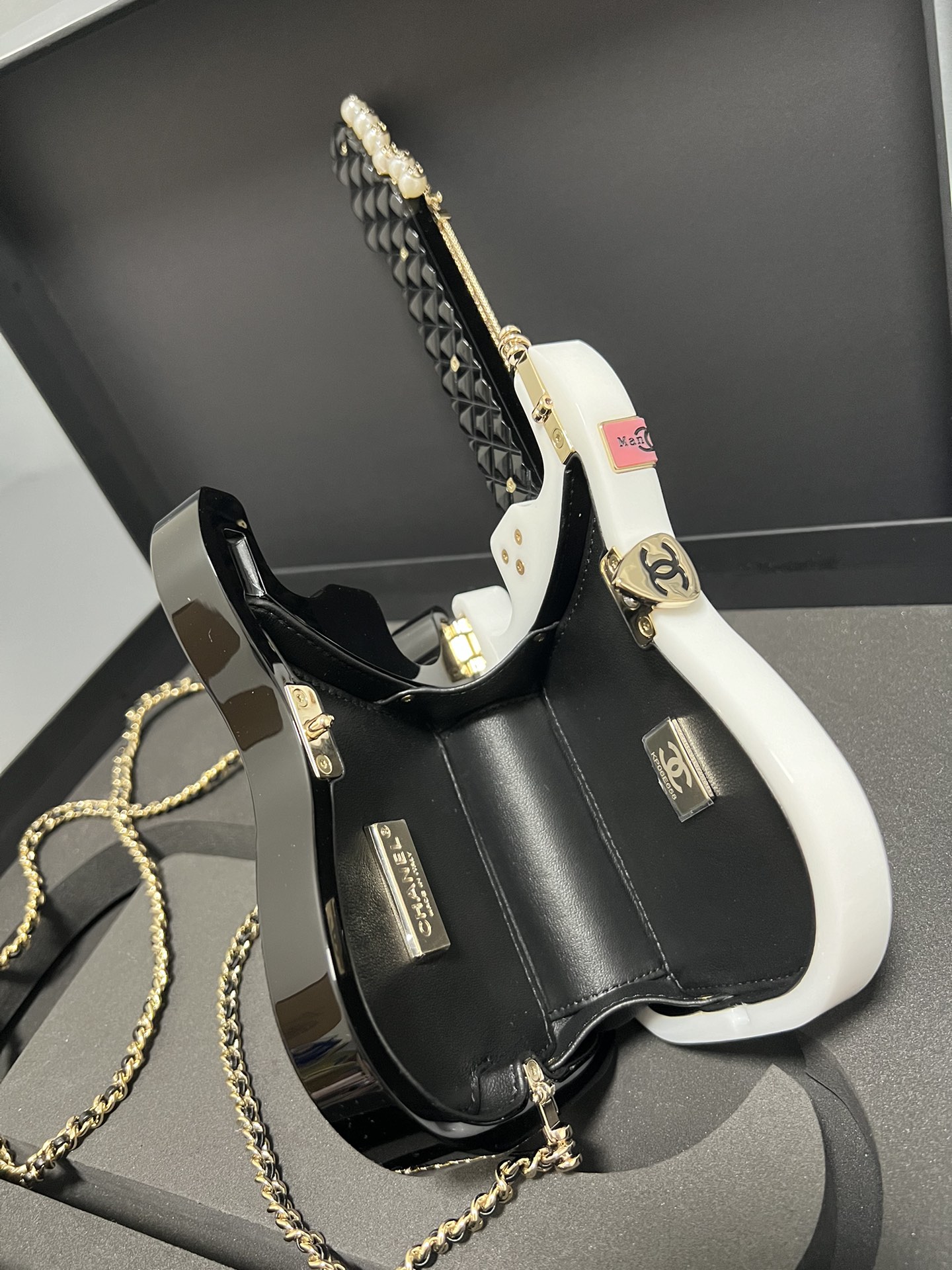 CHANEL 24Aコレクターズシリーズギター🎸ボックスバッグディナーバッグの詳細ゴージャスで絶妙な超高級価格の完全な感覚は匂いませんが、超絶妙な美しすぎる美しすぎる[色] [色]はまだ袋の小さな無駄である〜コレクションシリーズは、段落に入力する必要があります 材質：輸入アクリル➕フル銅ハードウェア サイズ：10×28×3.5センチメートル - 高模倣工場