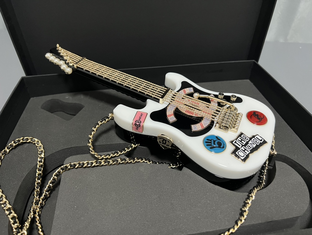 CHANEL 24Aコレクターズシリーズギター🎸ボックスバッグディナーバッグの詳細ゴージャスで絶妙な超高級価格の完全な感覚は匂いませんが、超絶妙な美しすぎる美しすぎる[色] [色]はまだ袋の小さな無駄である〜コレクションシリーズは、段落に入力する必要があります 材質：輸入アクリル➕フル銅ハードウェア サイズ：10×28×3.5センチメートル - 高模倣工場