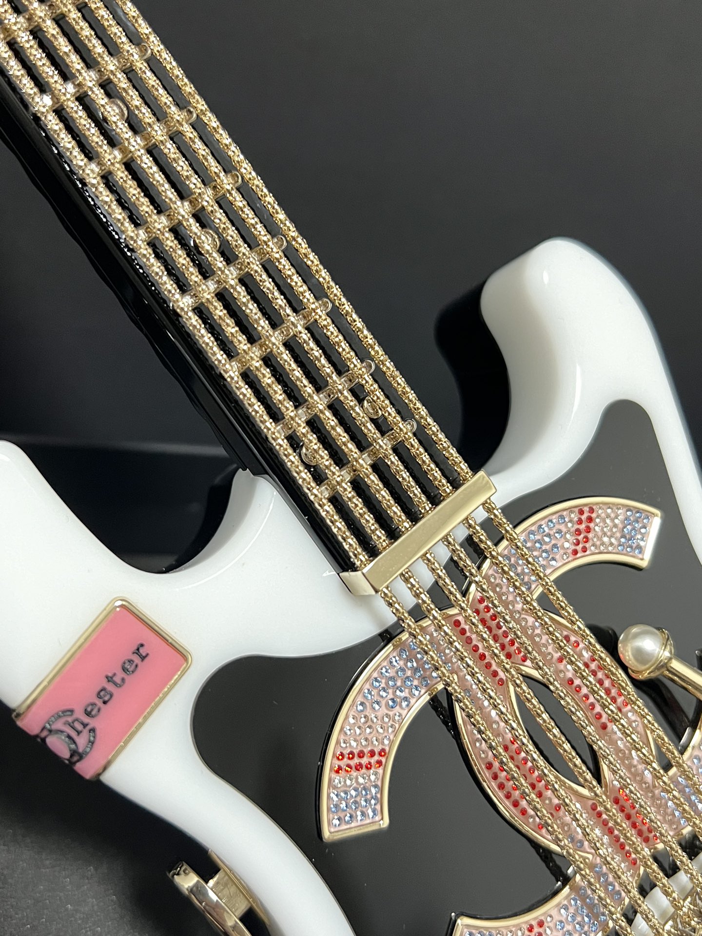 Guitarra da série de colecionadores CHANEL 24A 🎸 saco de caixa saco de jantar senso de detalhe cheio de lindo e requintado preço super luxo não cheira, mas super requintado muito bonito muito bonito [cor] [cor] ainda é um pequeno desperdício de saco a ~ série de coleção deve ser inserida no parágrafo Material: acrílico importado ➕ hardware de cobre completo Tamanho: 10 × 28 × 3,5 cm - alta imitação de fábrica