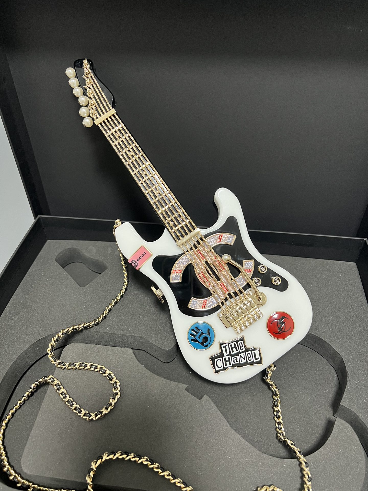 CHANEL 24Aコレクターズシリーズギター🎸ボックスバッグディナーバッグの詳細ゴージャスで絶妙な超高級価格の完全な感覚は匂いませんが、超絶妙な美しすぎる美しすぎる[色] [色]はまだ袋の小さな無駄である〜コレクションシリーズは、段落に入力する必要があります 材質：輸入アクリル➕フル銅ハードウェア サイズ：10×28×3.5センチメートル - 高模倣工場