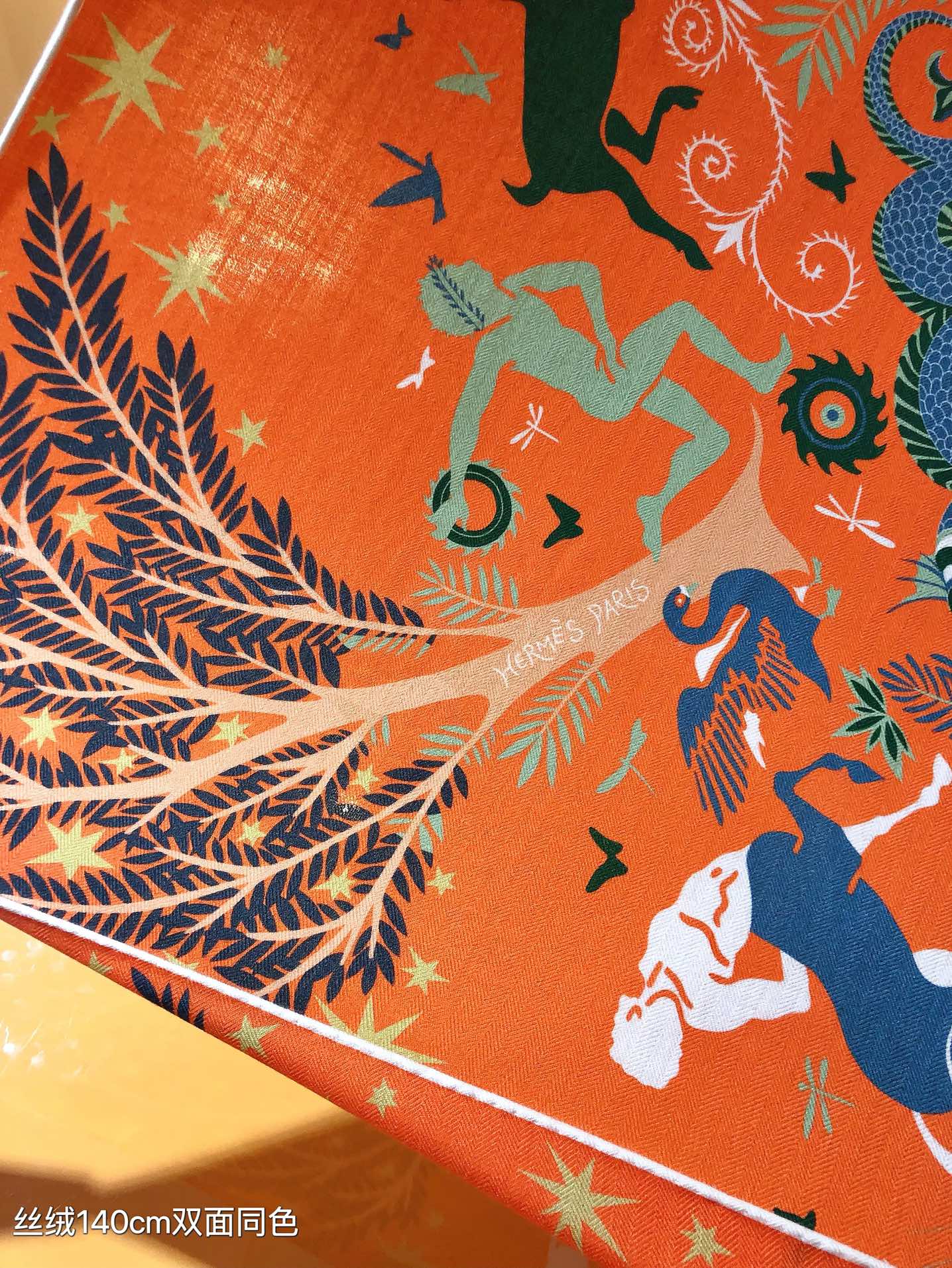 P430❄️RHMS2457Double-sided, same color Hermes 140cm velvet square scarf💕 The Magic of OrpheusTiger, peacock, bull, python, centaur and pegasus......All the animals of Greek mythology revolve around an ancient olive tree and four other trees- the laurel, pomegranate, apple and Aleppo pine. -The laurel, the pomegranate, the apple and the Aleppo pine, each of which is rich in symbolism Some of the animals danced while others slept under the stars The protagonist of this scarf, Orpheus, was the protégé of Dionysus and Apollo and was responsible for the revels, the wines, as well as for the wisdom, the music, and the rhythms He was a poet among poets, a shaman, and a magician, and he played the heptachord in a way that enchanted the gods and even the gods of the underworld. It even impresses the gods of the underworld 🎀Absolutely screams counter quality 😈💎This one is a feast for H's top vision 💋♨️Top-quality silk-cashmere blended herringbone ⚠️As velvety soft and silky as velvet making it a one-of-a-kind and precious presence 😱♨️Overseas💖💖Absolutely! Top quality goods 👍! Special channel goods sold one less one Specifications: 140x140cm 70% cashmere 30% silk Double-sided same color