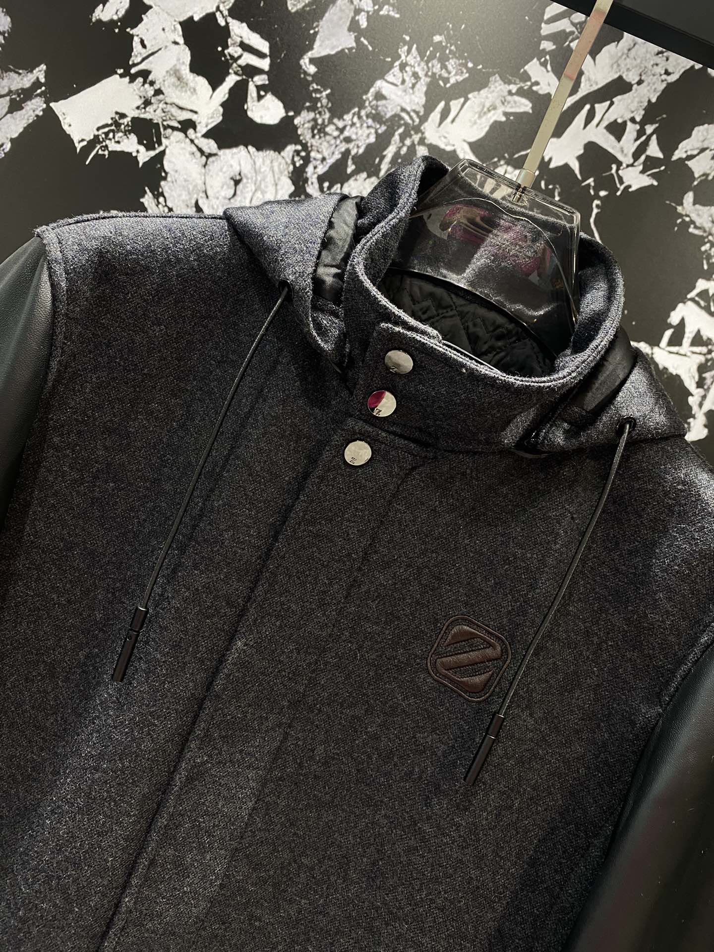 Image [3]-Zegna 24FW exclusif nouveau patchwork broderie en cuir épissage tweed baseball jacket ⚠️ high version ⚠️ high version ⚠️ (différence entre le marché des marchandises ordinaires) tissage fixe doublure tissu jacquard Manches en peau de mouton de haute qualité S'il vous plaît reconnaître la qualité de la différence entre le marché des marchandises ordinaires métal personnalisé boutons originaux patchwork broderie en cuir Manches en utilisant la compression de la conception du processus de cuir ! Les principaux modèles de défilé caractéristiques détaillées du début exclusif du réseau cent modèles avec des détails parfaits est très délicate 👍 tissus originaux Netroots étoiles avec les mêmes modèles haute version de haute qualité 😘😘😘😘 se sentir très confortable mode et la personnalité Super belle une belle veste Taille : M-3XL 🅿️1140 隔天-高仿包包.