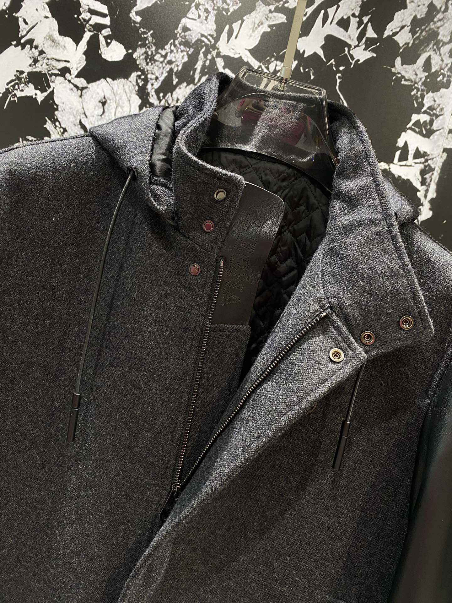 Image [5]-Zegna 24FW exclusif nouveau patchwork broderie en cuir épissage tweed baseball jacket ⚠️ high version ⚠️ high version ⚠️ (différence entre le marché des marchandises ordinaires) tissage fixe doublure tissu jacquard Manches en peau de mouton de haute qualité S'il vous plaît reconnaître la qualité de la différence entre le marché des marchandises ordinaires métal personnalisé boutons originaux patchwork broderie en cuir Manches en utilisant la compression de la conception du processus de cuir ! Les principaux modèles de défilé caractéristiques détaillées du début exclusif du réseau cent modèles avec des détails parfaits est très délicat 👍 tissus originaux Netroots étoiles avec les mêmes modèles version haute de haute qualité 😘😘😘😘 se sentir très confortable mode et la personnalité Super belle une belle veste Taille : M-3XL 🅿️1140 隔天-高仿包包.