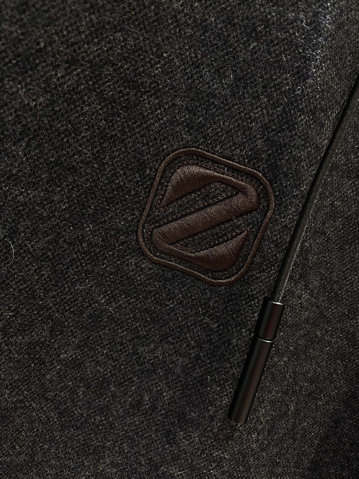 ¡Ermenegildo Zegna 24FW exclusivo nuevo patchwork bordado de cuero empalme tweed chaqueta de béisbol ⚠️ alta versión ⚠️ alta versión ⚠️ (diferencia mercado de bienes ordinarios) tejido fijo forro de tela jacquard mangas de piel de oveja de alta calidad Por favor, reconozca la calidad de la diferencia entre el mercado de bienes ordinarios botones de metal personalizados originales bordado patchwork mangas utilizando la compresión del proceso de diseño de cuero! Los principales modelos de pasarela características detalladas del debut exclusivo de la red de cien modelos con detalles perfectos es muy delicado 👍 tejidos originales Net estrellas rojas con la misma versión alta de alta calidad 😘😘😘 se sienten muy cómodos moda y personalidad Super guapo una chaqueta guapo Tamaño: M-3XL 🅿️1140 隔天-高仿工厂