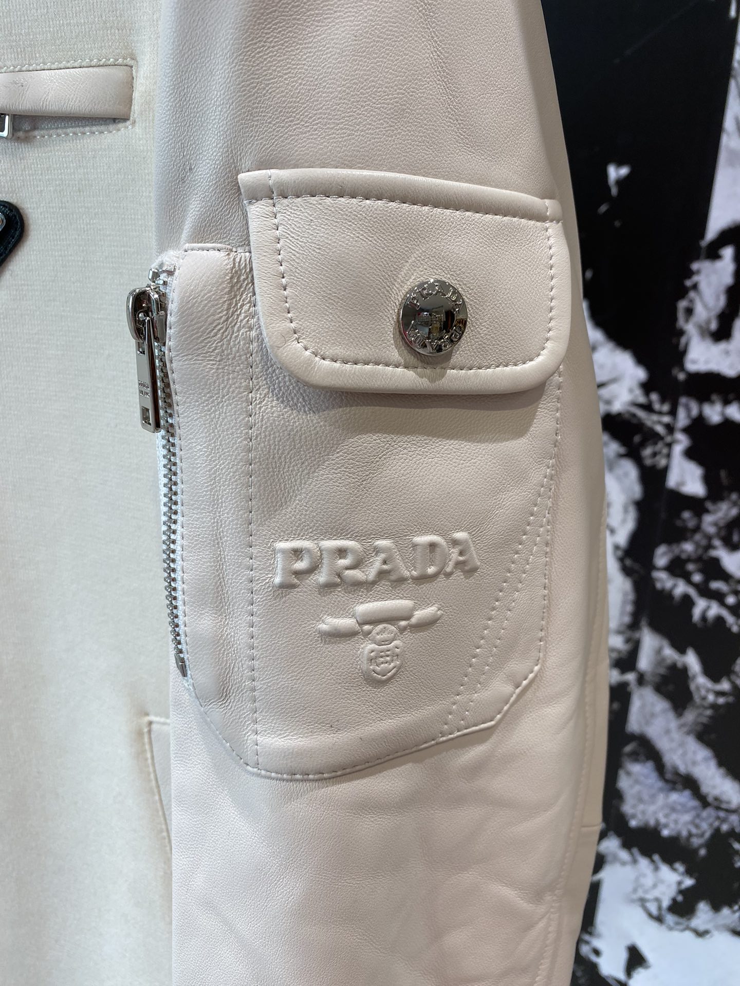 Prada PRA24FW outono e inverno novo casaco de lã de pele de carneiro com algodão fino masculino clássico triângulo etiqueta colarinho de beisebol botão de pelotão jaqueta de algodão! Empresa comercial canal thin out sincronizado site oficial à venda! Textura e tecido perfeitos para estourar um casaco de algodão casaco básico versátil não exigente estilo outono e inverno pendulares no corpo da ferramenta de moda!