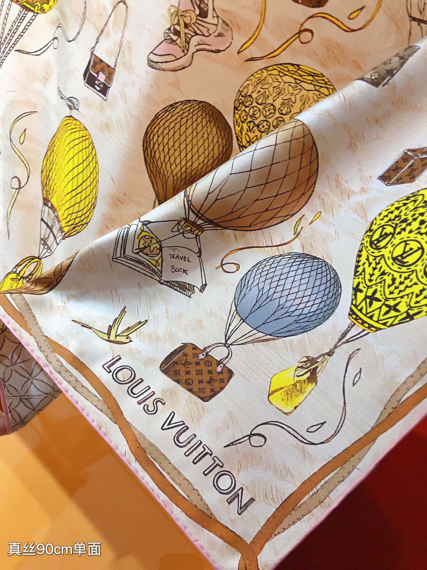 P250🌼SLV2330🌼 ❗Lv Hot Air Balloon 90cm Silk Square ScarfNouvellement ajouté à la collection Up and Away en hommage à l'héritage de voyage de Louis VuittonLa technique de sérigraphie dépeint de riches détailsMonogramme Montgolfière transportant les sacs à main et les bagages Louis Vuitton dans le cielGreat gift idea ! 👸 🌺🌟Composition Taille : 90X90cm 100% Twill Silk