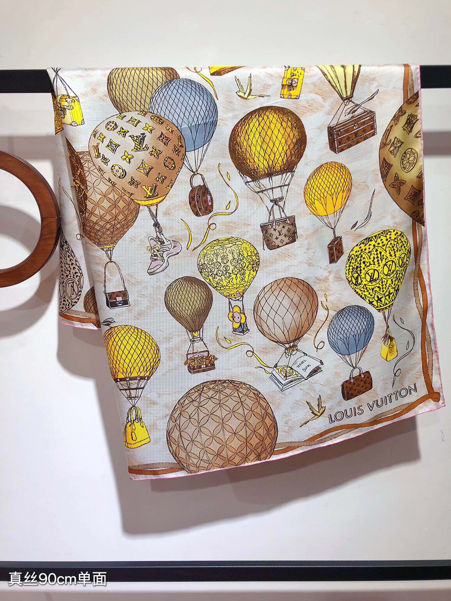 P250🌼SLV2330🌼 ❗Lv Hot Air Balloon 90cm Silk Square ScarfNouvellement ajouté à la collection Up and Away en hommage à l'héritage de voyage de Louis VuittonLa technique de sérigraphie dépeint de riches détailsMonogramme Montgolfière transportant les sacs à main et les bagages Louis Vuitton dans le cielGreat gift idea ! 👸 🌺🌟Composition Taille : 90X90cm 100% Twill Silk