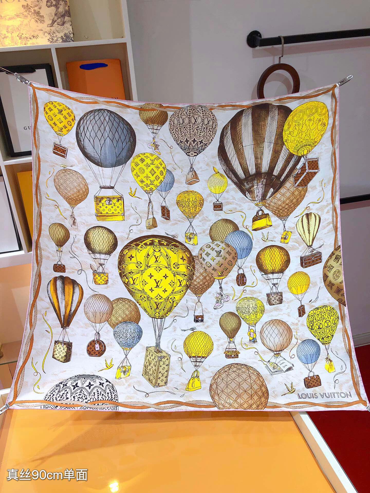 P250🌼SLV2330🌼 ❗Lv Hot Air Balloon 90cm Silk Square ScarfNouvellement ajouté à la collection Up and Away en hommage à l'héritage de voyage de Louis VuittonLa technique de sérigraphie dépeint de riches détailsMonogramme Montgolfière transportant les sacs à main et les bagages Louis Vuitton dans le cielGreat gift idea ! 👸 🌺🌟Composition Taille : 90X90cm 100% Twill Silk