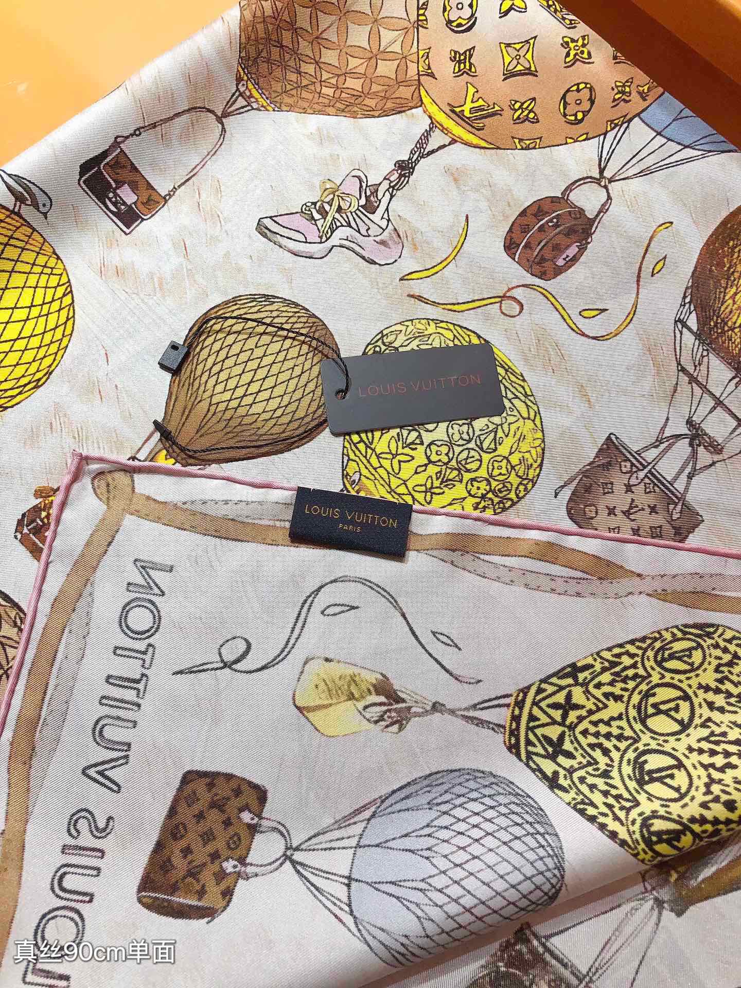 P250🌼SLV2330🌼 ❗Lv Hot Air Balloon 90cm Silk Square ScarfNouvellement ajouté à la collection Up and Away en hommage à l'héritage de voyage de Louis VuittonLa technique de sérigraphie dépeint de riches détailsMonogramme Montgolfière transportant les sacs à main et les bagages Louis Vuitton dans le cielGreat gift idea ! 👸 🌺🌟Composition Taille : 90X90cm 100% Twill Silk