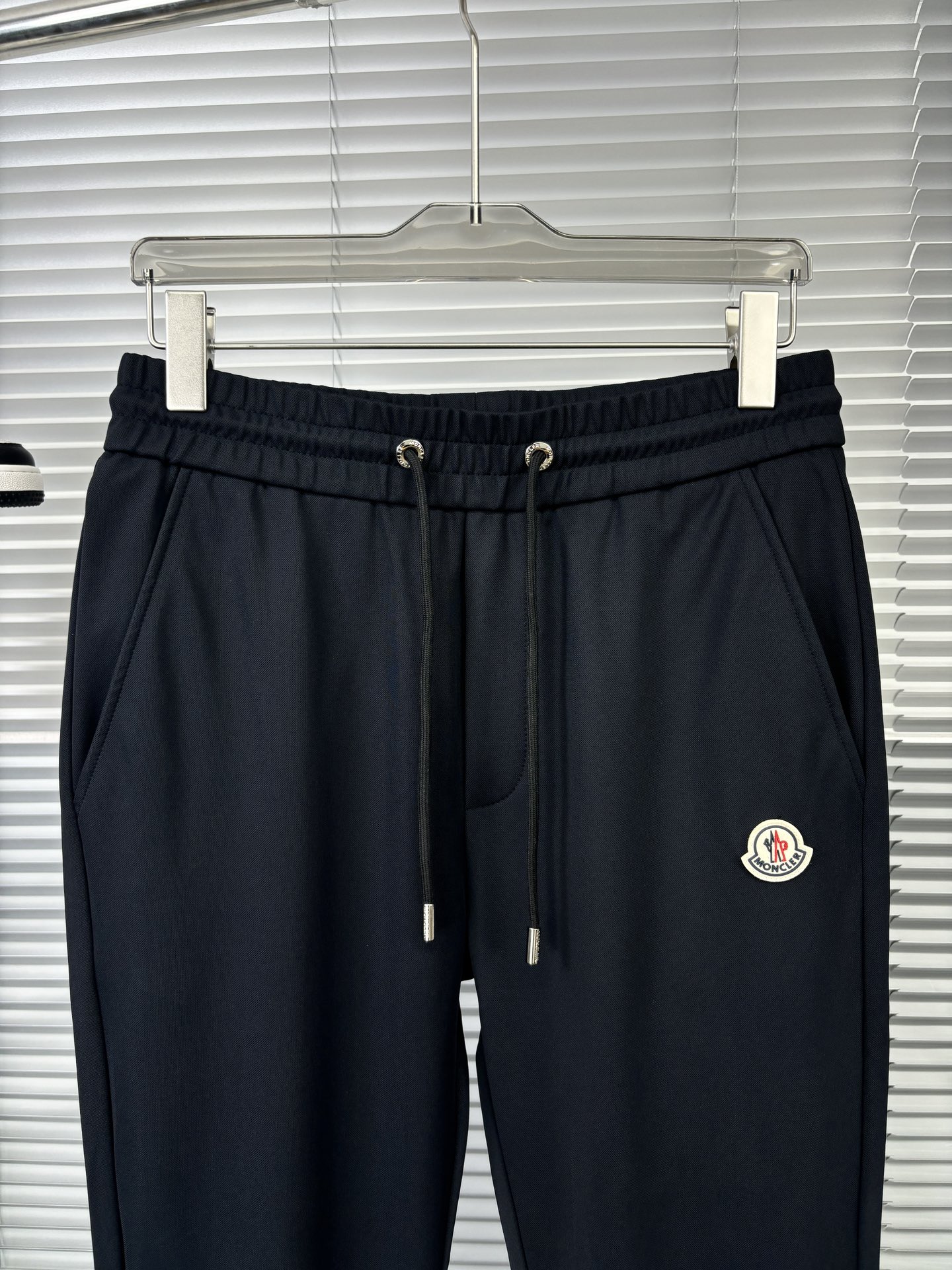 P580 M bouche pantalon de mode masculine très bon effet sur le corps des commandes réelles des grandes marchandises juste la bonne coupe mince sur le corps de l'effet est très bon peut être un grand reflet de l'homme physique svelte Cette mode dans les célébrités dans la mode célébrités dans les hautes apparences Suivre la tendance de la mode pour créer leur propre masculinité M-3XL-High réplique sacs à main