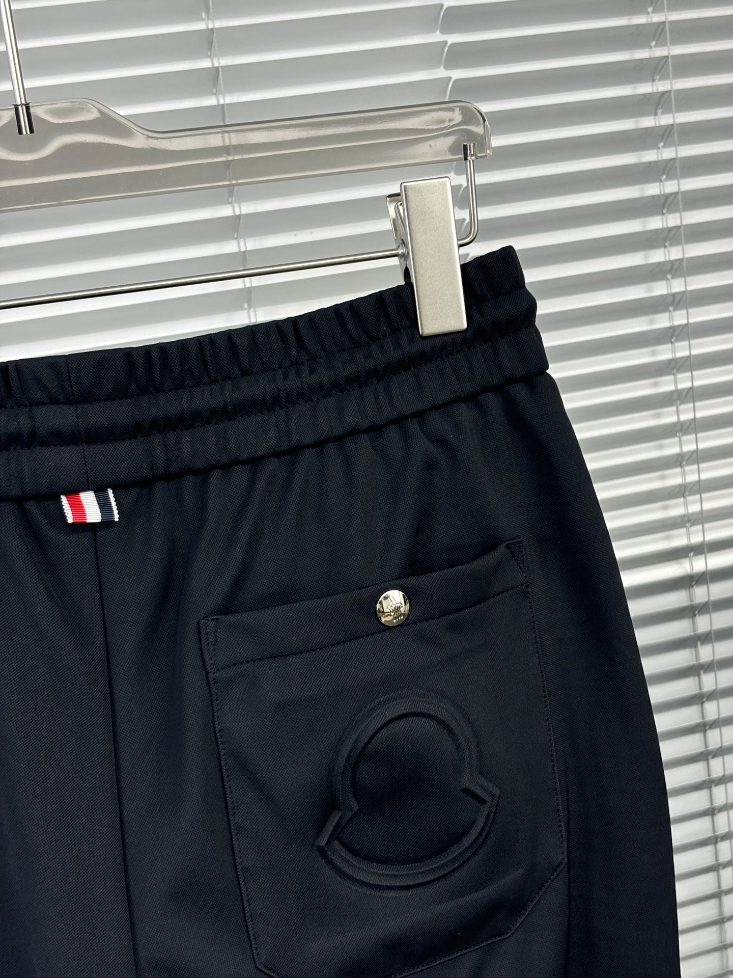 P580 M bouche pantalon de mode masculine très bon effet sur le corps des commandes réelles des grandes marchandises juste la bonne coupe mince sur le corps de l'effet est très bon peut être un grand reflet de l'homme physique svelte Cette mode dans les célébrités dans la mode célébrités dans les hautes apparences Suivre la tendance de la mode pour créer leur propre masculinité M-3XL-High réplique sacs à main