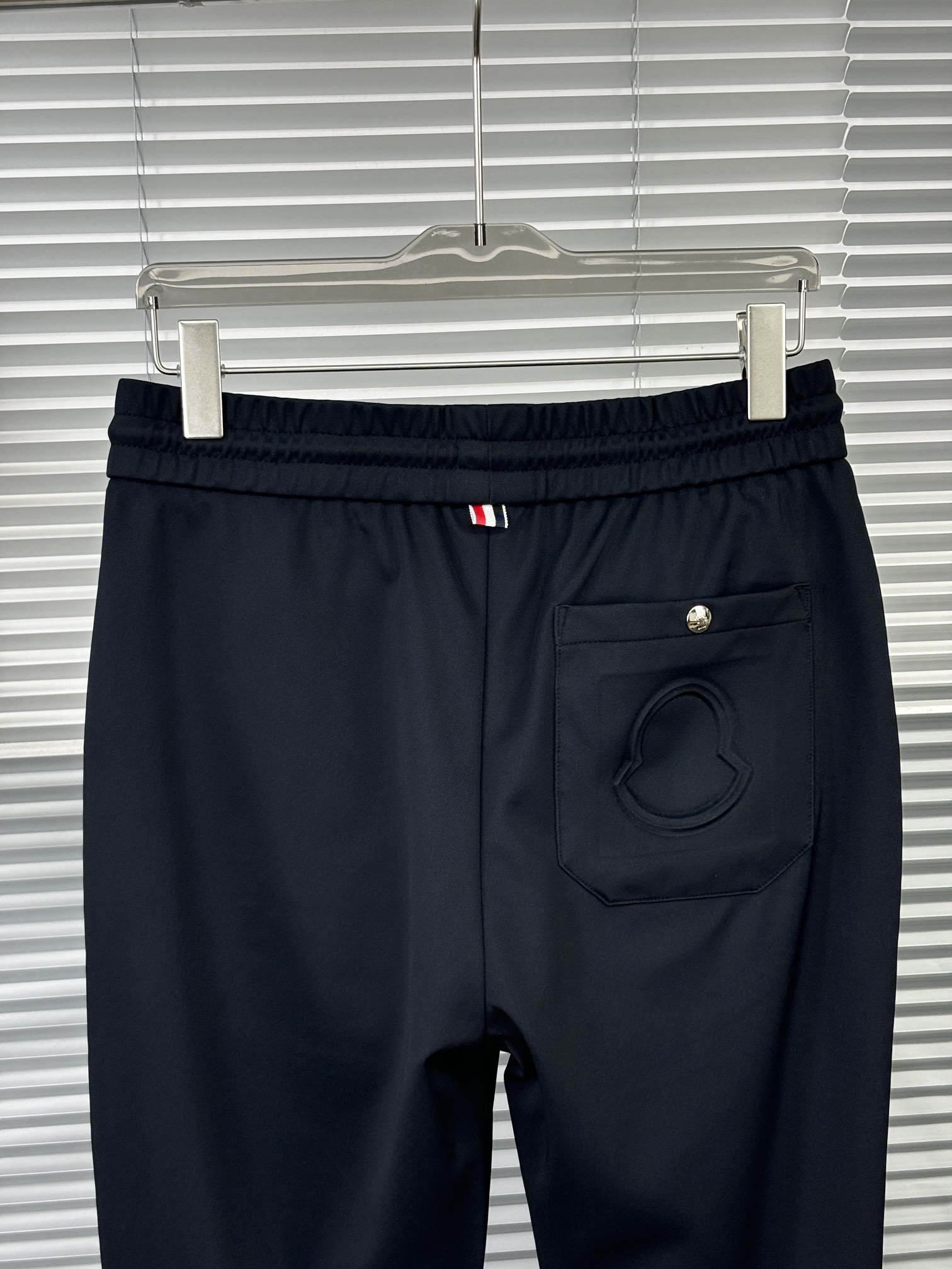 P580 M bouche pantalon de mode masculine très bon effet sur le corps des commandes réelles des grandes marchandises juste la bonne coupe mince sur le corps de l'effet est très bon peut être un grand reflet de l'homme physique svelte Cette mode dans les célébrités dans la mode célébrités dans les hautes apparences Suivre la tendance de la mode pour créer leur propre masculinité M-3XL-High réplique sacs à main