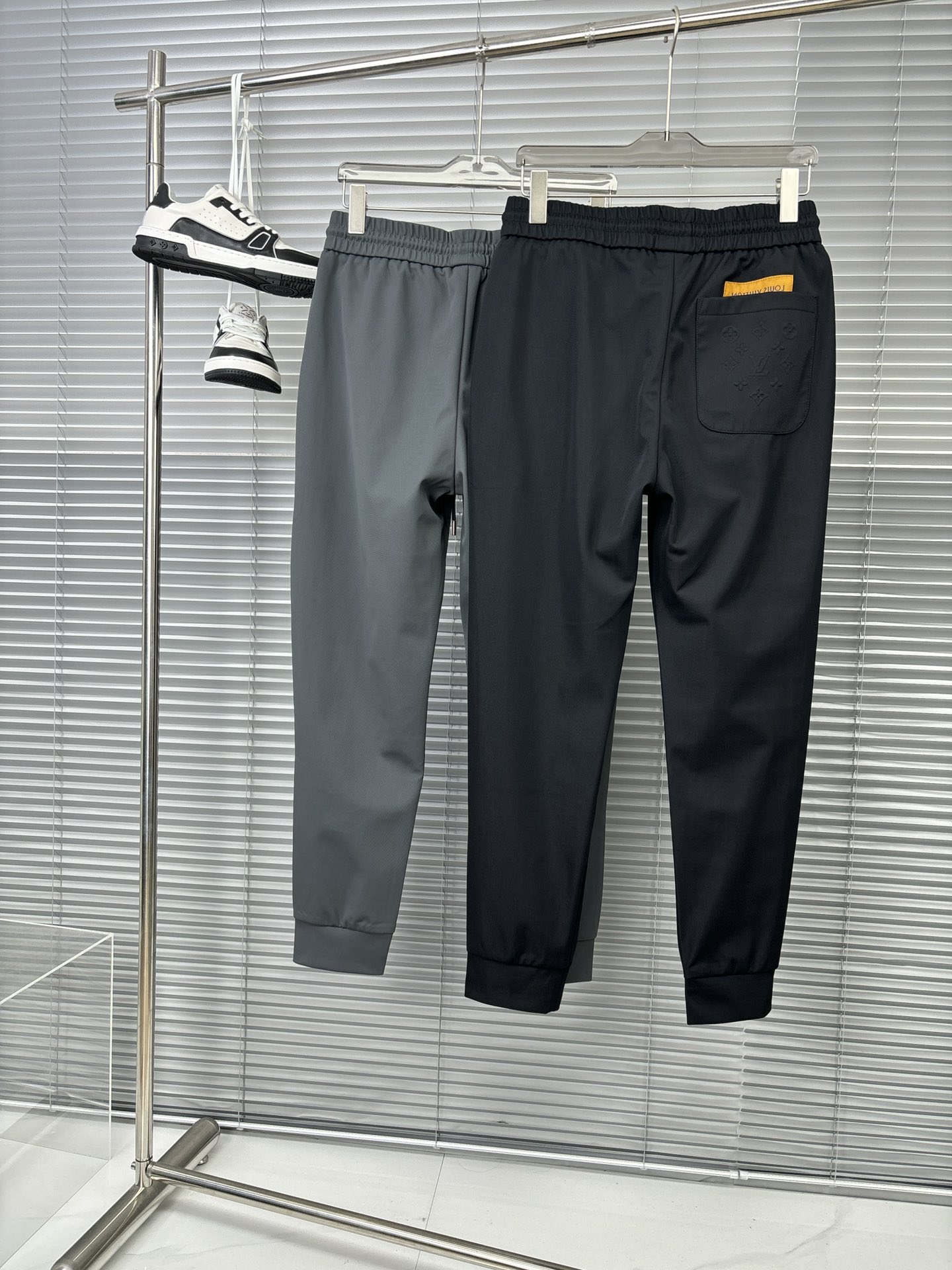 P580 LO men's fashion pants fit very well real large orders just the right slim fit fit very well can be a great reflection of the male slender physique this fashion among the stars in the fashion big shot high Follow the trend of fashion to create their own masculinity M-3XL