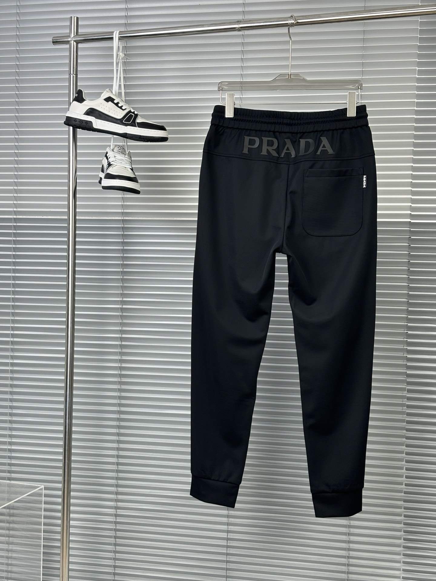 P580 Pd Men's Fashion Pants Very good on the body Real large orders Just the right slim fit Very good on the body can be a great reflection of the male slender physique This fashion among the celebrities in the fashion celebrities appear high Follow the trend of fashion to create their own masculinity M-3XL