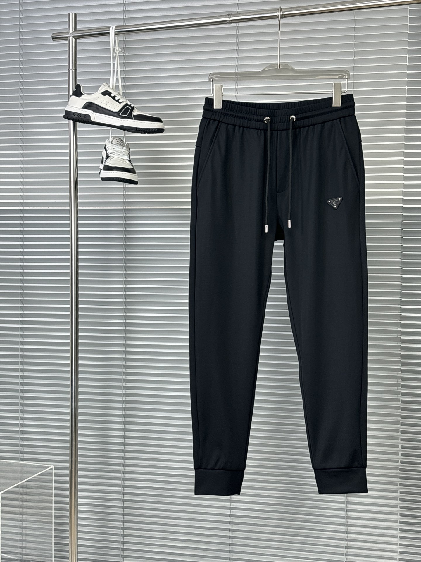 P580 Pd Men's Fashion Pants Very good on the body Real large orders Just the right slim fit Very good on the body can be a great reflection of the male slender physique This fashion among the celebrities in the fashion celebrities appear high Follow the trend of fashion to create their own masculinity M-3XL