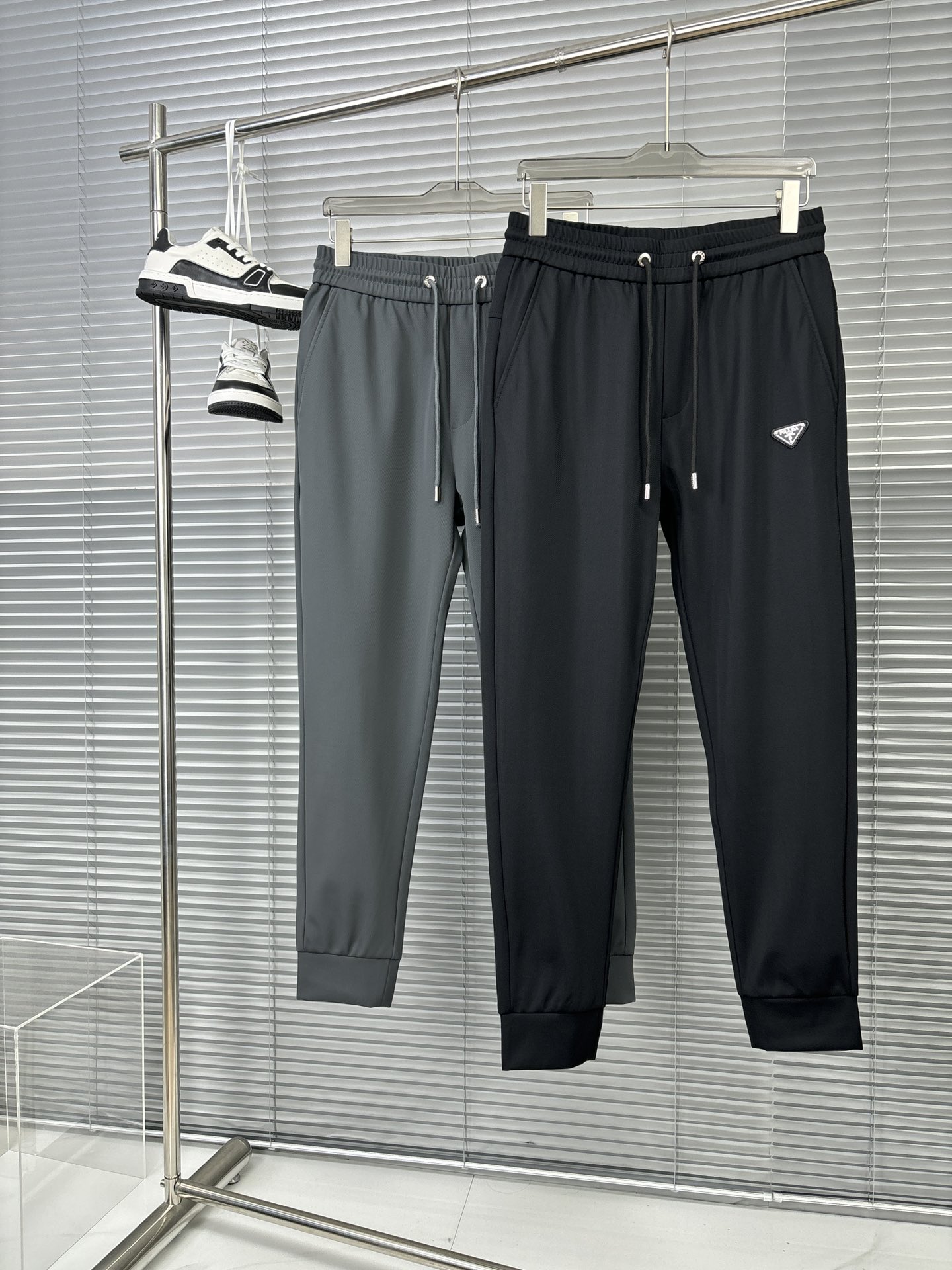 P580 Pd Men's Fashion Pants Very good on the body Real large orders Just the right slim fit Very good on the body can be a great reflection of the male slender physique This fashion among the celebrities in the fashion celebrities appear high Follow the trend of fashion to create their own masculinity M-3XL