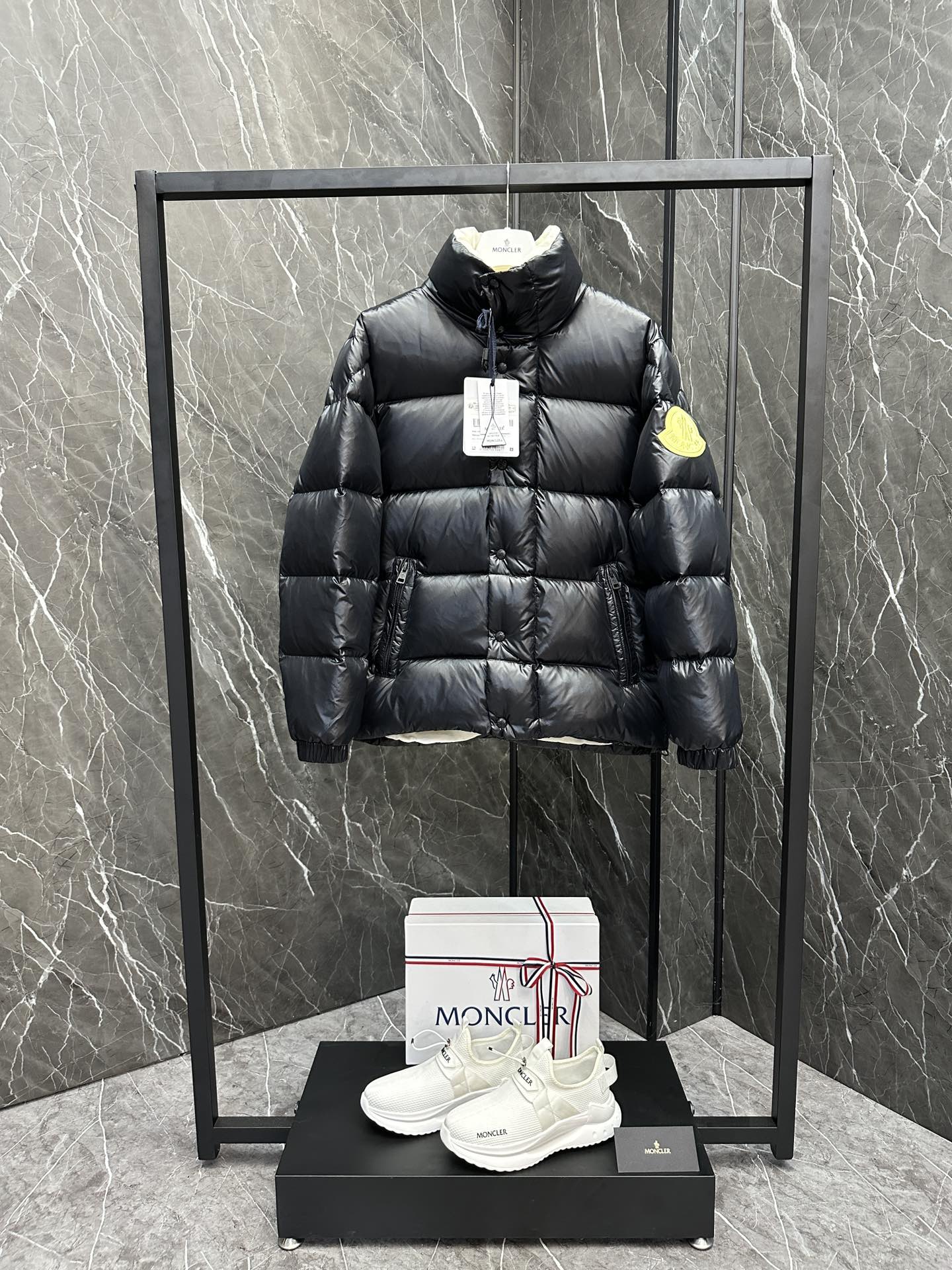 P1460  羽绒⬆️Moncler Dervox短款男士羽绒服夹克外套Dervox男士短款羽绒夹克采用波普色调彰显系列的朝气活力.(⚠️填充极致饱满.700+蓬松度.吊牌条码款号对应官网一致.吊牌内置NFC电子感应防伪)
Dervox羽绒夹克采用轻盈nylon laqué面料制成舒适保暖而不显厚重这款短款羽绒服配有内部肩带在升温时可以将夹克作为背包携带适合在都市或高山穿着采用波普色调饰有醒目标识贴片
详情
•采用轻盈nylon laqué面料制成
•轻盈nylon laqué衬里
•填充羽绒
•立领
•拉链和按扣开合
•拉链口袋
•可调节肩带
•弹性袖口和下摆
•毛毡标识贴片
Size: 1-5.-高仿包包