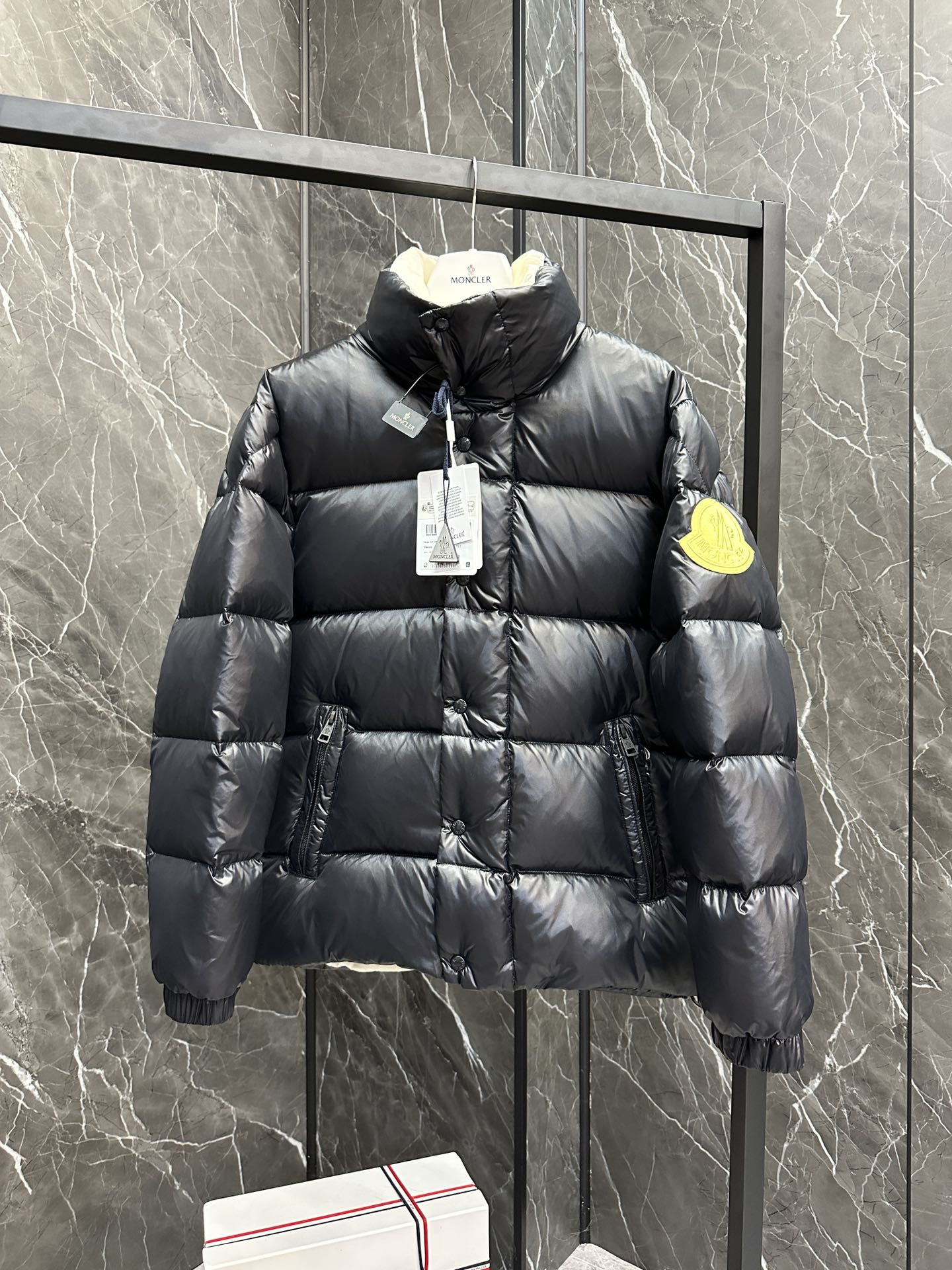 Imagem [5]-P1460 Down ⬆️Moncler Dervox Short Men's Down JacketJaqueta Dervox Short Down Jacket masculina em uma paleta de cores pop destaca a energia vibrante da coleção. (⚠️Extremely enchimento completo.700+ fluffiness. O código de barras e o número do modelo na etiqueta são os mesmos que no sítio Web. A etiqueta tem proteção NFC incorporada) O casaco de penas Dervox é fabricado com um tecido leve de nylon laqueado que o mantém quente sem ser demasiado pesado. Este casaco de penas curto tem alças internas para que possa transportar o casaco como uma mochila quando aquece, tornando-o ideal para uso urbano ou alpino numa paleta de cores pop com um emblema apelativo. em tecido leve de nylon laqueado - forro leve de nylon laqueado - acolchoamento para baixo - gola alta - fecho de correr e botão de pressão - bolsos com fecho de correr - alças de ombro ajustáveis -Punhos e bainha com elástico - Patch com logótipo em feltroTamanho: 1-5 - Bolsas de alta qualidade