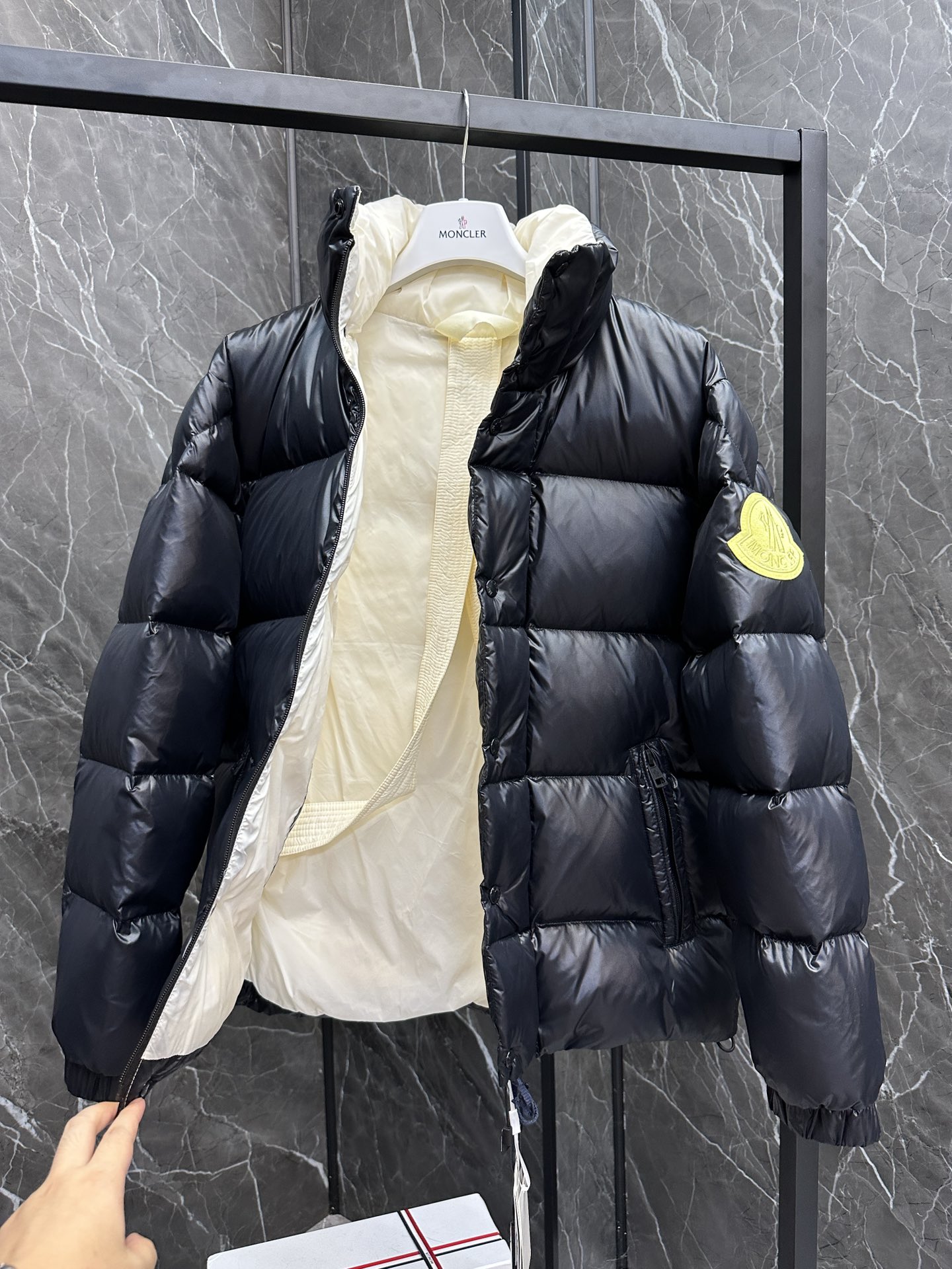 P1460 داون ⬆️Moncler جاكيت درفوكس القصير للرجال بسترة درفوكس القصيرة للرجال بسترة قصيرة للرجال من داون بألوان مبهجة تبرز حيوية المجموعة. (⚠️Extremely حشوة كاملة ⚠️Extremely حشوة كاملة.700+ زغب. الرمز الشريطي ورقم الموديل على البطاقة هو نفسه الموجود على الموقع الإلكتروني. البطاقة مزودة بحماية NFC مدمجة) جاكيت ديرفوكس مصنوع من قماش نايلون لاكيه خفيف الوزن يحافظ على دفئك دون أن يكون ثقيلًا جدًا. يأتي هذا الجاكيت القصير المصنوع من قماش النايلون الخفيف الوزن بحمالات كتف داخلية حتى يمكنك حمله كحقيبة ظهر عند ارتفاع درجة الحرارة، مما يجعله مثاليًا للارتداء في المناطق الحضرية أو في جبال الألب بلوحة ألوان مبهجة مع رقعة شعار لافتة للنظر. مصنوع من قماش نايلون لاكيه خفيف الوزن - بطانة نايلون لاكيه خفيفة الوزن - بطانة من النايلون الخفيف - بطانة من الأسفل - ياقة قائمة - إغلاق بسحاب وأزرار كبس - جيوب بسحاب - أحزمة كتف قابلة للتعديل -أساور وحاشية مطاطية - رقعة شعار اللباد المقاس: 1-5.